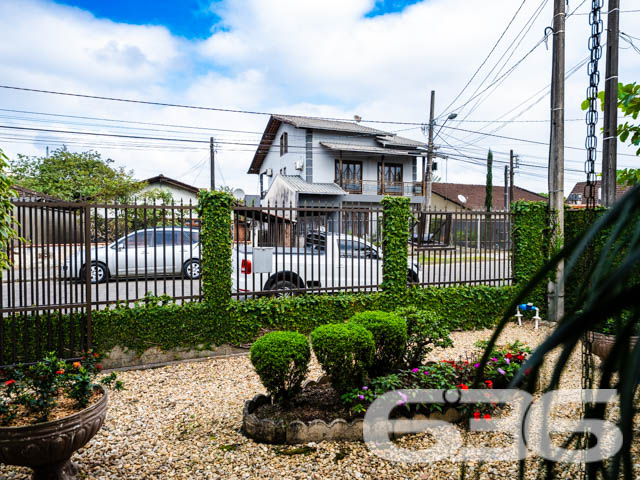 Descubra o equilíbrio perfeito entre conforto e conveniência nesta residência exemplar, situada no pacato Bairro Fátima em Joinville, SC. Este imóvel oferece um ambiente espaçoso com 190,00m² de área construída em um terreno plano de 360,00m², garantindo privacidade e espaço para toda a família.

Ao adentrar a residência, você será recebido por um amplo corredor que conduz às várias dependências da casa, marcado por uma iluminação suave que ressalta a tranquilidade do ambiente. A sala de estar, com seu piso de madeira é um convite para relaxar, enquanto a sacada proporciona um espaço agradável para desfrutar de momentos ao ar livre.

No piso superior, a visão panorâmica da sala de jantar conecta-se à cozinha, criando um ambiente aberto e acolhedor, ideal para reuniões familiares. A cozinha, prática e bem equipada, inclui móveis planejados e modernos que promovem uma experiência culinária prazerosa.

A área de lazer não deixa a desejar, com uma área de festas equipada com churrasqueira, onde você pode hospedar eventos memoráveis com conforto e estilo. O jardim bem cuidado complementa a área externa, oferecendo um retiro pacífico e privativo.

O imóvel conta ainda com três dormitórios e duas suítes, cada uma apresentando um espaço generoso e acolhedor. Os cinco banheiros da casa garantem a funcionalidade e a privacidade para todos os moradores e visitantes.

Detalhes técnicos como o portão eletrônico e o interfone reforçam a segurança da residência, enquanto a proximidade com vias de acesso, transporte público e escolas enfatizam a conveniência desta localização.

Oferecendo tanto garagens cobertas quanto descobertas, a propriedade atende perfeitamente às necessidades de estacionamento e acessibilidade. Experimente o melhor de Joinville nesta casa esplêndida, pronta para criar memórias duradouras.

Explore o potencial completo desta residência visitando-a pessoalmente. Agende sua visita com a 636 Negócios Imobiliários e venha conhecer seu novo lar.
 
636 NEGÓCIOS IMOBILIÁRIOS: A SUA MELHOR ESCOLHA
Com mais de 30 anos de experiência, a 636 Negócios Imobiliários é sua parceira ideal para encontrar o imóvel perfeito. Estamos prontos para ajudá-lo a fazer deste imóvel o seu novo lar.
 
Telefone: (47) 3451-0636
WhatsApp: (47) 99190-0636
 
Não perca esta oportunidade única. Visite nosso site para mais informações: i636.com.br
