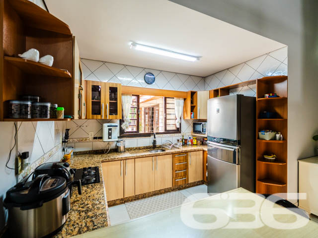 Descubra o equilíbrio perfeito entre conforto e conveniência nesta residência exemplar, situada no pacato Bairro Fátima em Joinville, SC. Este imóvel oferece um ambiente espaçoso com 190,00m² de área construída em um terreno plano de 360,00m², garantindo privacidade e espaço para toda a família.

Ao adentrar a residência, você será recebido por um amplo corredor que conduz às várias dependências da casa, marcado por uma iluminação suave que ressalta a tranquilidade do ambiente. A sala de estar, com seu piso de madeira é um convite para relaxar, enquanto a sacada proporciona um espaço agradável para desfrutar de momentos ao ar livre.

No piso superior, a visão panorâmica da sala de jantar conecta-se à cozinha, criando um ambiente aberto e acolhedor, ideal para reuniões familiares. A cozinha, prática e bem equipada, inclui móveis planejados e modernos que promovem uma experiência culinária prazerosa.

A área de lazer não deixa a desejar, com uma área de festas equipada com churrasqueira, onde você pode hospedar eventos memoráveis com conforto e estilo. O jardim bem cuidado complementa a área externa, oferecendo um retiro pacífico e privativo.

O imóvel conta ainda com três dormitórios e duas suítes, cada uma apresentando um espaço generoso e acolhedor. Os cinco banheiros da casa garantem a funcionalidade e a privacidade para todos os moradores e visitantes.

Detalhes técnicos como o portão eletrônico e o interfone reforçam a segurança da residência, enquanto a proximidade com vias de acesso, transporte público e escolas enfatizam a conveniência desta localização.

Oferecendo tanto garagens cobertas quanto descobertas, a propriedade atende perfeitamente às necessidades de estacionamento e acessibilidade. Experimente o melhor de Joinville nesta casa esplêndida, pronta para criar memórias duradouras.

Explore o potencial completo desta residência visitando-a pessoalmente. Agende sua visita com a 636 Negócios Imobiliários e venha conhecer seu novo lar.
 
636 NEGÓCIOS IMOBILIÁRIOS: A SUA MELHOR ESCOLHA
Com mais de 30 anos de experiência, a 636 Negócios Imobiliários é sua parceira ideal para encontrar o imóvel perfeito. Estamos prontos para ajudá-lo a fazer deste imóvel o seu novo lar.
 
Telefone: (47) 3451-0636
WhatsApp: (47) 99190-0636
 
Não perca esta oportunidade única. Visite nosso site para mais informações: i636.com.br