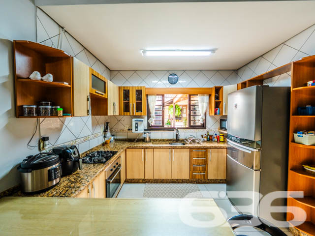 Descubra o equilíbrio perfeito entre conforto e conveniência nesta residência exemplar, situada no pacato Bairro Fátima em Joinville, SC. Este imóvel oferece um ambiente espaçoso com 190,00m² de área construída em um terreno plano de 360,00m², garantindo privacidade e espaço para toda a família.

Ao adentrar a residência, você será recebido por um amplo corredor que conduz às várias dependências da casa, marcado por uma iluminação suave que ressalta a tranquilidade do ambiente. A sala de estar, com seu piso de madeira é um convite para relaxar, enquanto a sacada proporciona um espaço agradável para desfrutar de momentos ao ar livre.

No piso superior, a visão panorâmica da sala de jantar conecta-se à cozinha, criando um ambiente aberto e acolhedor, ideal para reuniões familiares. A cozinha, prática e bem equipada, inclui móveis planejados e modernos que promovem uma experiência culinária prazerosa.

A área de lazer não deixa a desejar, com uma área de festas equipada com churrasqueira, onde você pode hospedar eventos memoráveis com conforto e estilo. O jardim bem cuidado complementa a área externa, oferecendo um retiro pacífico e privativo.

O imóvel conta ainda com três dormitórios e duas suítes, cada uma apresentando um espaço generoso e acolhedor. Os cinco banheiros da casa garantem a funcionalidade e a privacidade para todos os moradores e visitantes.

Detalhes técnicos como o portão eletrônico e o interfone reforçam a segurança da residência, enquanto a proximidade com vias de acesso, transporte público e escolas enfatizam a conveniência desta localização.

Oferecendo tanto garagens cobertas quanto descobertas, a propriedade atende perfeitamente às necessidades de estacionamento e acessibilidade. Experimente o melhor de Joinville nesta casa esplêndida, pronta para criar memórias duradouras.

Explore o potencial completo desta residência visitando-a pessoalmente. Agende sua visita com a 636 Negócios Imobiliários e venha conhecer seu novo lar.
 
636 NEGÓCIOS IMOBILIÁRIOS: A SUA MELHOR ESCOLHA
Com mais de 30 anos de experiência, a 636 Negócios Imobiliários é sua parceira ideal para encontrar o imóvel perfeito. Estamos prontos para ajudá-lo a fazer deste imóvel o seu novo lar.
 
Telefone: (47) 3451-0636
WhatsApp: (47) 99190-0636
 
Não perca esta oportunidade única. Visite nosso site para mais informações: i636.com.br