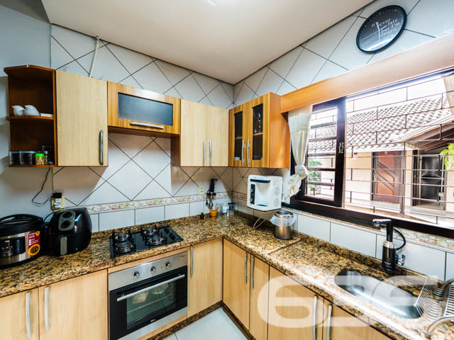 Descubra o equilíbrio perfeito entre conforto e conveniência nesta residência exemplar, situada no pacato Bairro Fátima em Joinville, SC. Este imóvel oferece um ambiente espaçoso com 190,00m² de área construída em um terreno plano de 360,00m², garantindo privacidade e espaço para toda a família.

Ao adentrar a residência, você será recebido por um amplo corredor que conduz às várias dependências da casa, marcado por uma iluminação suave que ressalta a tranquilidade do ambiente. A sala de estar, com seu piso de madeira é um convite para relaxar, enquanto a sacada proporciona um espaço agradável para desfrutar de momentos ao ar livre.

No piso superior, a visão panorâmica da sala de jantar conecta-se à cozinha, criando um ambiente aberto e acolhedor, ideal para reuniões familiares. A cozinha, prática e bem equipada, inclui móveis planejados e modernos que promovem uma experiência culinária prazerosa.

A área de lazer não deixa a desejar, com uma área de festas equipada com churrasqueira, onde você pode hospedar eventos memoráveis com conforto e estilo. O jardim bem cuidado complementa a área externa, oferecendo um retiro pacífico e privativo.

O imóvel conta ainda com três dormitórios e duas suítes, cada uma apresentando um espaço generoso e acolhedor. Os cinco banheiros da casa garantem a funcionalidade e a privacidade para todos os moradores e visitantes.

Detalhes técnicos como o portão eletrônico e o interfone reforçam a segurança da residência, enquanto a proximidade com vias de acesso, transporte público e escolas enfatizam a conveniência desta localização.

Oferecendo tanto garagens cobertas quanto descobertas, a propriedade atende perfeitamente às necessidades de estacionamento e acessibilidade. Experimente o melhor de Joinville nesta casa esplêndida, pronta para criar memórias duradouras.

Explore o potencial completo desta residência visitando-a pessoalmente. Agende sua visita com a 636 Negócios Imobiliários e venha conhecer seu novo lar.
 
636 NEGÓCIOS IMOBILIÁRIOS: A SUA MELHOR ESCOLHA
Com mais de 30 anos de experiência, a 636 Negócios Imobiliários é sua parceira ideal para encontrar o imóvel perfeito. Estamos prontos para ajudá-lo a fazer deste imóvel o seu novo lar.
 
Telefone: (47) 3451-0636
WhatsApp: (47) 99190-0636
 
Não perca esta oportunidade única. Visite nosso site para mais informações: i636.com.br