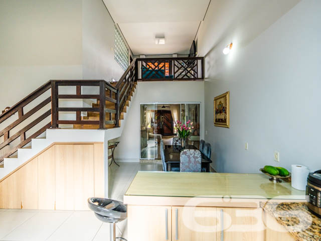 Descubra o equilíbrio perfeito entre conforto e conveniência nesta residência exemplar, situada no pacato Bairro Fátima em Joinville, SC. Este imóvel oferece um ambiente espaçoso com 190,00m² de área construída em um terreno plano de 360,00m², garantindo privacidade e espaço para toda a família.

Ao adentrar a residência, você será recebido por um amplo corredor que conduz às várias dependências da casa, marcado por uma iluminação suave que ressalta a tranquilidade do ambiente. A sala de estar, com seu piso de madeira é um convite para relaxar, enquanto a sacada proporciona um espaço agradável para desfrutar de momentos ao ar livre.

No piso superior, a visão panorâmica da sala de jantar conecta-se à cozinha, criando um ambiente aberto e acolhedor, ideal para reuniões familiares. A cozinha, prática e bem equipada, inclui móveis planejados e modernos que promovem uma experiência culinária prazerosa.

A área de lazer não deixa a desejar, com uma área de festas equipada com churrasqueira, onde você pode hospedar eventos memoráveis com conforto e estilo. O jardim bem cuidado complementa a área externa, oferecendo um retiro pacífico e privativo.

O imóvel conta ainda com três dormitórios e duas suítes, cada uma apresentando um espaço generoso e acolhedor. Os cinco banheiros da casa garantem a funcionalidade e a privacidade para todos os moradores e visitantes.

Detalhes técnicos como o portão eletrônico e o interfone reforçam a segurança da residência, enquanto a proximidade com vias de acesso, transporte público e escolas enfatizam a conveniência desta localização.

Oferecendo tanto garagens cobertas quanto descobertas, a propriedade atende perfeitamente às necessidades de estacionamento e acessibilidade. Experimente o melhor de Joinville nesta casa esplêndida, pronta para criar memórias duradouras.

Explore o potencial completo desta residência visitando-a pessoalmente. Agende sua visita com a 636 Negócios Imobiliários e venha conhecer seu novo lar.
 
636 NEGÓCIOS IMOBILIÁRIOS: A SUA MELHOR ESCOLHA
Com mais de 30 anos de experiência, a 636 Negócios Imobiliários é sua parceira ideal para encontrar o imóvel perfeito. Estamos prontos para ajudá-lo a fazer deste imóvel o seu novo lar.
 
Telefone: (47) 3451-0636
WhatsApp: (47) 99190-0636
 
Não perca esta oportunidade única. Visite nosso site para mais informações: i636.com.br