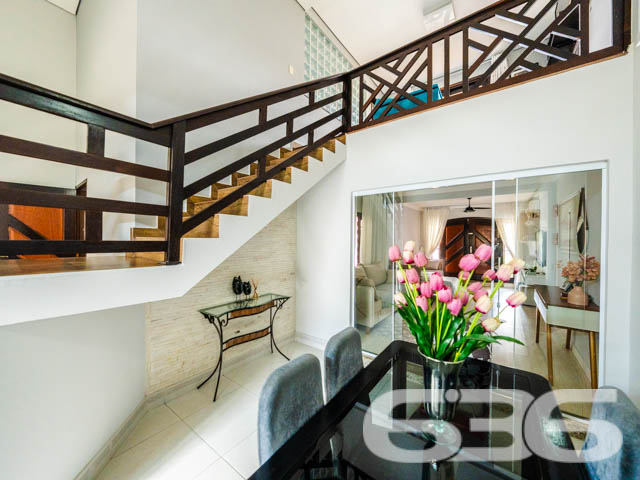 Descubra o equilíbrio perfeito entre conforto e conveniência nesta residência exemplar, situada no pacato Bairro Fátima em Joinville, SC. Este imóvel oferece um ambiente espaçoso com 190,00m² de área construída em um terreno plano de 360,00m², garantindo privacidade e espaço para toda a família.

Ao adentrar a residência, você será recebido por um amplo corredor que conduz às várias dependências da casa, marcado por uma iluminação suave que ressalta a tranquilidade do ambiente. A sala de estar, com seu piso de madeira é um convite para relaxar, enquanto a sacada proporciona um espaço agradável para desfrutar de momentos ao ar livre.

No piso superior, a visão panorâmica da sala de jantar conecta-se à cozinha, criando um ambiente aberto e acolhedor, ideal para reuniões familiares. A cozinha, prática e bem equipada, inclui móveis planejados e modernos que promovem uma experiência culinária prazerosa.

A área de lazer não deixa a desejar, com uma área de festas equipada com churrasqueira, onde você pode hospedar eventos memoráveis com conforto e estilo. O jardim bem cuidado complementa a área externa, oferecendo um retiro pacífico e privativo.

O imóvel conta ainda com três dormitórios e duas suítes, cada uma apresentando um espaço generoso e acolhedor. Os cinco banheiros da casa garantem a funcionalidade e a privacidade para todos os moradores e visitantes.

Detalhes técnicos como o portão eletrônico e o interfone reforçam a segurança da residência, enquanto a proximidade com vias de acesso, transporte público e escolas enfatizam a conveniência desta localização.

Oferecendo tanto garagens cobertas quanto descobertas, a propriedade atende perfeitamente às necessidades de estacionamento e acessibilidade. Experimente o melhor de Joinville nesta casa esplêndida, pronta para criar memórias duradouras.

Explore o potencial completo desta residência visitando-a pessoalmente. Agende sua visita com a 636 Negócios Imobiliários e venha conhecer seu novo lar.
 
636 NEGÓCIOS IMOBILIÁRIOS: A SUA MELHOR ESCOLHA
Com mais de 30 anos de experiência, a 636 Negócios Imobiliários é sua parceira ideal para encontrar o imóvel perfeito. Estamos prontos para ajudá-lo a fazer deste imóvel o seu novo lar.
 
Telefone: (47) 3451-0636
WhatsApp: (47) 99190-0636
 
Não perca esta oportunidade única. Visite nosso site para mais informações: i636.com.br