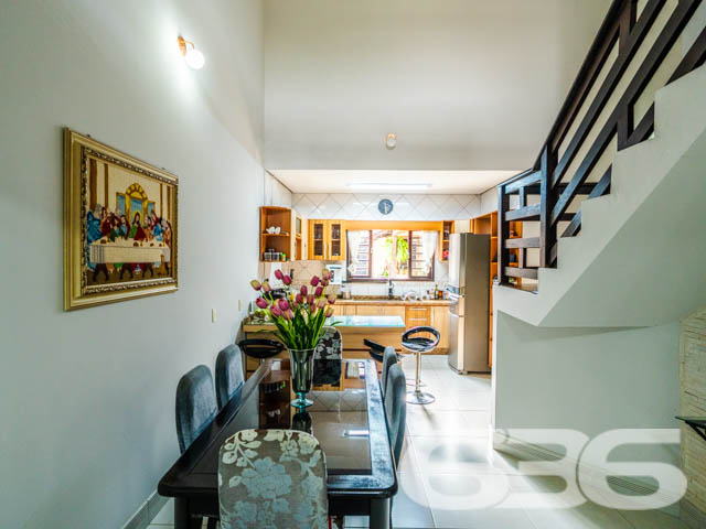 Descubra o equilíbrio perfeito entre conforto e conveniência nesta residência exemplar, situada no pacato Bairro Fátima em Joinville, SC. Este imóvel oferece um ambiente espaçoso com 190,00m² de área construída em um terreno plano de 360,00m², garantindo privacidade e espaço para toda a família.

Ao adentrar a residência, você será recebido por um amplo corredor que conduz às várias dependências da casa, marcado por uma iluminação suave que ressalta a tranquilidade do ambiente. A sala de estar, com seu piso de madeira é um convite para relaxar, enquanto a sacada proporciona um espaço agradável para desfrutar de momentos ao ar livre.

No piso superior, a visão panorâmica da sala de jantar conecta-se à cozinha, criando um ambiente aberto e acolhedor, ideal para reuniões familiares. A cozinha, prática e bem equipada, inclui móveis planejados e modernos que promovem uma experiência culinária prazerosa.

A área de lazer não deixa a desejar, com uma área de festas equipada com churrasqueira, onde você pode hospedar eventos memoráveis com conforto e estilo. O jardim bem cuidado complementa a área externa, oferecendo um retiro pacífico e privativo.

O imóvel conta ainda com três dormitórios e duas suítes, cada uma apresentando um espaço generoso e acolhedor. Os cinco banheiros da casa garantem a funcionalidade e a privacidade para todos os moradores e visitantes.

Detalhes técnicos como o portão eletrônico e o interfone reforçam a segurança da residência, enquanto a proximidade com vias de acesso, transporte público e escolas enfatizam a conveniência desta localização.

Oferecendo tanto garagens cobertas quanto descobertas, a propriedade atende perfeitamente às necessidades de estacionamento e acessibilidade. Experimente o melhor de Joinville nesta casa esplêndida, pronta para criar memórias duradouras.

Explore o potencial completo desta residência visitando-a pessoalmente. Agende sua visita com a 636 Negócios Imobiliários e venha conhecer seu novo lar.
 
636 NEGÓCIOS IMOBILIÁRIOS: A SUA MELHOR ESCOLHA
Com mais de 30 anos de experiência, a 636 Negócios Imobiliários é sua parceira ideal para encontrar o imóvel perfeito. Estamos prontos para ajudá-lo a fazer deste imóvel o seu novo lar.
 
Telefone: (47) 3451-0636
WhatsApp: (47) 99190-0636
 
Não perca esta oportunidade única. Visite nosso site para mais informações: i636.com.br