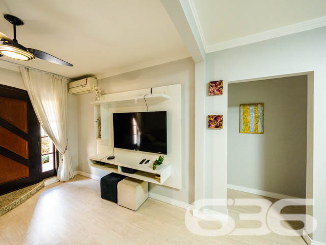 Descubra o equilíbrio perfeito entre conforto e conveniência nesta residência exemplar, situada no pacato Bairro Fátima em Joinville, SC. Este imóvel oferece um ambiente espaçoso com 190,00m² de área construída em um terreno plano de 360,00m², garantindo privacidade e espaço para toda a família.

Ao adentrar a residência, você será recebido por um amplo corredor que conduz às várias dependências da casa, marcado por uma iluminação suave que ressalta a tranquilidade do ambiente. A sala de estar, com seu piso de madeira é um convite para relaxar, enquanto a sacada proporciona um espaço agradável para desfrutar de momentos ao ar livre.

No piso superior, a visão panorâmica da sala de jantar conecta-se à cozinha, criando um ambiente aberto e acolhedor, ideal para reuniões familiares. A cozinha, prática e bem equipada, inclui móveis planejados e modernos que promovem uma experiência culinária prazerosa.

A área de lazer não deixa a desejar, com uma área de festas equipada com churrasqueira, onde você pode hospedar eventos memoráveis com conforto e estilo. O jardim bem cuidado complementa a área externa, oferecendo um retiro pacífico e privativo.

O imóvel conta ainda com três dormitórios e duas suítes, cada uma apresentando um espaço generoso e acolhedor. Os cinco banheiros da casa garantem a funcionalidade e a privacidade para todos os moradores e visitantes.

Detalhes técnicos como o portão eletrônico e o interfone reforçam a segurança da residência, enquanto a proximidade com vias de acesso, transporte público e escolas enfatizam a conveniência desta localização.

Oferecendo tanto garagens cobertas quanto descobertas, a propriedade atende perfeitamente às necessidades de estacionamento e acessibilidade. Experimente o melhor de Joinville nesta casa esplêndida, pronta para criar memórias duradouras.

Explore o potencial completo desta residência visitando-a pessoalmente. Agende sua visita com a 636 Negócios Imobiliários e venha conhecer seu novo lar.
 
636 NEGÓCIOS IMOBILIÁRIOS: A SUA MELHOR ESCOLHA
Com mais de 30 anos de experiência, a 636 Negócios Imobiliários é sua parceira ideal para encontrar o imóvel perfeito. Estamos prontos para ajudá-lo a fazer deste imóvel o seu novo lar.
 
Telefone: (47) 3451-0636
WhatsApp: (47) 99190-0636
 
Não perca esta oportunidade única. Visite nosso site para mais informações: i636.com.br