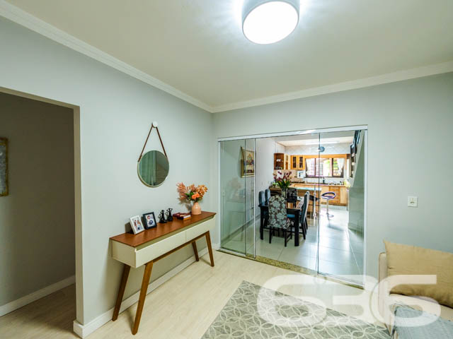 Descubra o equilíbrio perfeito entre conforto e conveniência nesta residência exemplar, situada no pacato Bairro Fátima em Joinville, SC. Este imóvel oferece um ambiente espaçoso com 190,00m² de área construída em um terreno plano de 360,00m², garantindo privacidade e espaço para toda a família.

Ao adentrar a residência, você será recebido por um amplo corredor que conduz às várias dependências da casa, marcado por uma iluminação suave que ressalta a tranquilidade do ambiente. A sala de estar, com seu piso de madeira é um convite para relaxar, enquanto a sacada proporciona um espaço agradável para desfrutar de momentos ao ar livre.

No piso superior, a visão panorâmica da sala de jantar conecta-se à cozinha, criando um ambiente aberto e acolhedor, ideal para reuniões familiares. A cozinha, prática e bem equipada, inclui móveis planejados e modernos que promovem uma experiência culinária prazerosa.

A área de lazer não deixa a desejar, com uma área de festas equipada com churrasqueira, onde você pode hospedar eventos memoráveis com conforto e estilo. O jardim bem cuidado complementa a área externa, oferecendo um retiro pacífico e privativo.

O imóvel conta ainda com três dormitórios e duas suítes, cada uma apresentando um espaço generoso e acolhedor. Os cinco banheiros da casa garantem a funcionalidade e a privacidade para todos os moradores e visitantes.

Detalhes técnicos como o portão eletrônico e o interfone reforçam a segurança da residência, enquanto a proximidade com vias de acesso, transporte público e escolas enfatizam a conveniência desta localização.

Oferecendo tanto garagens cobertas quanto descobertas, a propriedade atende perfeitamente às necessidades de estacionamento e acessibilidade. Experimente o melhor de Joinville nesta casa esplêndida, pronta para criar memórias duradouras.

Explore o potencial completo desta residência visitando-a pessoalmente. Agende sua visita com a 636 Negócios Imobiliários e venha conhecer seu novo lar.
 
636 NEGÓCIOS IMOBILIÁRIOS: A SUA MELHOR ESCOLHA
Com mais de 30 anos de experiência, a 636 Negócios Imobiliários é sua parceira ideal para encontrar o imóvel perfeito. Estamos prontos para ajudá-lo a fazer deste imóvel o seu novo lar.
 
Telefone: (47) 3451-0636
WhatsApp: (47) 99190-0636
 
Não perca esta oportunidade única. Visite nosso site para mais informações: i636.com.br