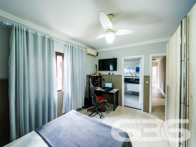 Descubra o equilíbrio perfeito entre conforto e conveniência nesta residência exemplar, situada no pacato Bairro Fátima em Joinville, SC. Este imóvel oferece um ambiente espaçoso com 190,00m² de área construída em um terreno plano de 360,00m², garantindo privacidade e espaço para toda a família.

Ao adentrar a residência, você será recebido por um amplo corredor que conduz às várias dependências da casa, marcado por uma iluminação suave que ressalta a tranquilidade do ambiente. A sala de estar, com seu piso de madeira é um convite para relaxar, enquanto a sacada proporciona um espaço agradável para desfrutar de momentos ao ar livre.

No piso superior, a visão panorâmica da sala de jantar conecta-se à cozinha, criando um ambiente aberto e acolhedor, ideal para reuniões familiares. A cozinha, prática e bem equipada, inclui móveis planejados e modernos que promovem uma experiência culinária prazerosa.

A área de lazer não deixa a desejar, com uma área de festas equipada com churrasqueira, onde você pode hospedar eventos memoráveis com conforto e estilo. O jardim bem cuidado complementa a área externa, oferecendo um retiro pacífico e privativo.

O imóvel conta ainda com três dormitórios e duas suítes, cada uma apresentando um espaço generoso e acolhedor. Os cinco banheiros da casa garantem a funcionalidade e a privacidade para todos os moradores e visitantes.

Detalhes técnicos como o portão eletrônico e o interfone reforçam a segurança da residência, enquanto a proximidade com vias de acesso, transporte público e escolas enfatizam a conveniência desta localização.

Oferecendo tanto garagens cobertas quanto descobertas, a propriedade atende perfeitamente às necessidades de estacionamento e acessibilidade. Experimente o melhor de Joinville nesta casa esplêndida, pronta para criar memórias duradouras.

Explore o potencial completo desta residência visitando-a pessoalmente. Agende sua visita com a 636 Negócios Imobiliários e venha conhecer seu novo lar.
 
636 NEGÓCIOS IMOBILIÁRIOS: A SUA MELHOR ESCOLHA
Com mais de 30 anos de experiência, a 636 Negócios Imobiliários é sua parceira ideal para encontrar o imóvel perfeito. Estamos prontos para ajudá-lo a fazer deste imóvel o seu novo lar.
 
Telefone: (47) 3451-0636
WhatsApp: (47) 99190-0636
 
Não perca esta oportunidade única. Visite nosso site para mais informações: i636.com.br