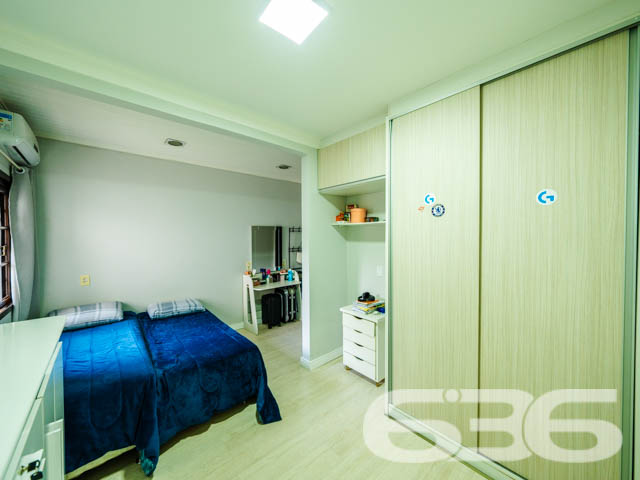 Descubra o equilíbrio perfeito entre conforto e conveniência nesta residência exemplar, situada no pacato Bairro Fátima em Joinville, SC. Este imóvel oferece um ambiente espaçoso com 190,00m² de área construída em um terreno plano de 360,00m², garantindo privacidade e espaço para toda a família.

Ao adentrar a residência, você será recebido por um amplo corredor que conduz às várias dependências da casa, marcado por uma iluminação suave que ressalta a tranquilidade do ambiente. A sala de estar, com seu piso de madeira é um convite para relaxar, enquanto a sacada proporciona um espaço agradável para desfrutar de momentos ao ar livre.

No piso superior, a visão panorâmica da sala de jantar conecta-se à cozinha, criando um ambiente aberto e acolhedor, ideal para reuniões familiares. A cozinha, prática e bem equipada, inclui móveis planejados e modernos que promovem uma experiência culinária prazerosa.

A área de lazer não deixa a desejar, com uma área de festas equipada com churrasqueira, onde você pode hospedar eventos memoráveis com conforto e estilo. O jardim bem cuidado complementa a área externa, oferecendo um retiro pacífico e privativo.

O imóvel conta ainda com três dormitórios e duas suítes, cada uma apresentando um espaço generoso e acolhedor. Os cinco banheiros da casa garantem a funcionalidade e a privacidade para todos os moradores e visitantes.

Detalhes técnicos como o portão eletrônico e o interfone reforçam a segurança da residência, enquanto a proximidade com vias de acesso, transporte público e escolas enfatizam a conveniência desta localização.

Oferecendo tanto garagens cobertas quanto descobertas, a propriedade atende perfeitamente às necessidades de estacionamento e acessibilidade. Experimente o melhor de Joinville nesta casa esplêndida, pronta para criar memórias duradouras.

Explore o potencial completo desta residência visitando-a pessoalmente. Agende sua visita com a 636 Negócios Imobiliários e venha conhecer seu novo lar.
 
636 NEGÓCIOS IMOBILIÁRIOS: A SUA MELHOR ESCOLHA
Com mais de 30 anos de experiência, a 636 Negócios Imobiliários é sua parceira ideal para encontrar o imóvel perfeito. Estamos prontos para ajudá-lo a fazer deste imóvel o seu novo lar.
 
Telefone: (47) 3451-0636
WhatsApp: (47) 99190-0636
 
Não perca esta oportunidade única. Visite nosso site para mais informações: i636.com.br