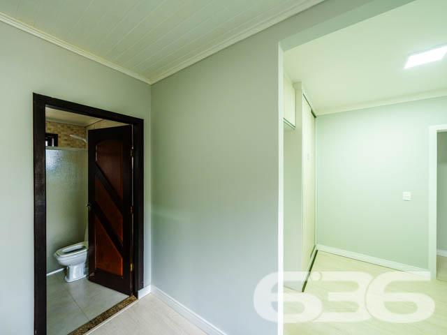 Descubra o equilíbrio perfeito entre conforto e conveniência nesta residência exemplar, situada no pacato Bairro Fátima em Joinville, SC. Este imóvel oferece um ambiente espaçoso com 190,00m² de área construída em um terreno plano de 360,00m², garantindo privacidade e espaço para toda a família.

Ao adentrar a residência, você será recebido por um amplo corredor que conduz às várias dependências da casa, marcado por uma iluminação suave que ressalta a tranquilidade do ambiente. A sala de estar, com seu piso de madeira é um convite para relaxar, enquanto a sacada proporciona um espaço agradável para desfrutar de momentos ao ar livre.

No piso superior, a visão panorâmica da sala de jantar conecta-se à cozinha, criando um ambiente aberto e acolhedor, ideal para reuniões familiares. A cozinha, prática e bem equipada, inclui móveis planejados e modernos que promovem uma experiência culinária prazerosa.

A área de lazer não deixa a desejar, com uma área de festas equipada com churrasqueira, onde você pode hospedar eventos memoráveis com conforto e estilo. O jardim bem cuidado complementa a área externa, oferecendo um retiro pacífico e privativo.

O imóvel conta ainda com três dormitórios e duas suítes, cada uma apresentando um espaço generoso e acolhedor. Os cinco banheiros da casa garantem a funcionalidade e a privacidade para todos os moradores e visitantes.

Detalhes técnicos como o portão eletrônico e o interfone reforçam a segurança da residência, enquanto a proximidade com vias de acesso, transporte público e escolas enfatizam a conveniência desta localização.

Oferecendo tanto garagens cobertas quanto descobertas, a propriedade atende perfeitamente às necessidades de estacionamento e acessibilidade. Experimente o melhor de Joinville nesta casa esplêndida, pronta para criar memórias duradouras.

Explore o potencial completo desta residência visitando-a pessoalmente. Agende sua visita com a 636 Negócios Imobiliários e venha conhecer seu novo lar.
 
636 NEGÓCIOS IMOBILIÁRIOS: A SUA MELHOR ESCOLHA
Com mais de 30 anos de experiência, a 636 Negócios Imobiliários é sua parceira ideal para encontrar o imóvel perfeito. Estamos prontos para ajudá-lo a fazer deste imóvel o seu novo lar.
 
Telefone: (47) 3451-0636
WhatsApp: (47) 99190-0636
 
Não perca esta oportunidade única. Visite nosso site para mais informações: i636.com.br
