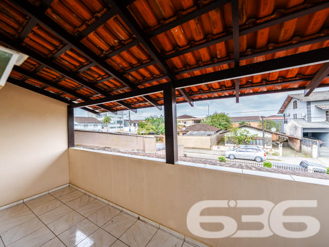 Descubra o equilíbrio perfeito entre conforto e conveniência nesta residência exemplar, situada no pacato Bairro Fátima em Joinville, SC. Este imóvel oferece um ambiente espaçoso com 190,00m² de área construída em um terreno plano de 360,00m², garantindo privacidade e espaço para toda a família.

Ao adentrar a residência, você será recebido por um amplo corredor que conduz às várias dependências da casa, marcado por uma iluminação suave que ressalta a tranquilidade do ambiente. A sala de estar, com seu piso de madeira é um convite para relaxar, enquanto a sacada proporciona um espaço agradável para desfrutar de momentos ao ar livre.

No piso superior, a visão panorâmica da sala de jantar conecta-se à cozinha, criando um ambiente aberto e acolhedor, ideal para reuniões familiares. A cozinha, prática e bem equipada, inclui móveis planejados e modernos que promovem uma experiência culinária prazerosa.

A área de lazer não deixa a desejar, com uma área de festas equipada com churrasqueira, onde você pode hospedar eventos memoráveis com conforto e estilo. O jardim bem cuidado complementa a área externa, oferecendo um retiro pacífico e privativo.

O imóvel conta ainda com três dormitórios e duas suítes, cada uma apresentando um espaço generoso e acolhedor. Os cinco banheiros da casa garantem a funcionalidade e a privacidade para todos os moradores e visitantes.

Detalhes técnicos como o portão eletrônico e o interfone reforçam a segurança da residência, enquanto a proximidade com vias de acesso, transporte público e escolas enfatizam a conveniência desta localização.

Oferecendo tanto garagens cobertas quanto descobertas, a propriedade atende perfeitamente às necessidades de estacionamento e acessibilidade. Experimente o melhor de Joinville nesta casa esplêndida, pronta para criar memórias duradouras.

Explore o potencial completo desta residência visitando-a pessoalmente. Agende sua visita com a 636 Negócios Imobiliários e venha conhecer seu novo lar.
 
636 NEGÓCIOS IMOBILIÁRIOS: A SUA MELHOR ESCOLHA
Com mais de 30 anos de experiência, a 636 Negócios Imobiliários é sua parceira ideal para encontrar o imóvel perfeito. Estamos prontos para ajudá-lo a fazer deste imóvel o seu novo lar.
 
Telefone: (47) 3451-0636
WhatsApp: (47) 99190-0636
 
Não perca esta oportunidade única. Visite nosso site para mais informações: i636.com.br
