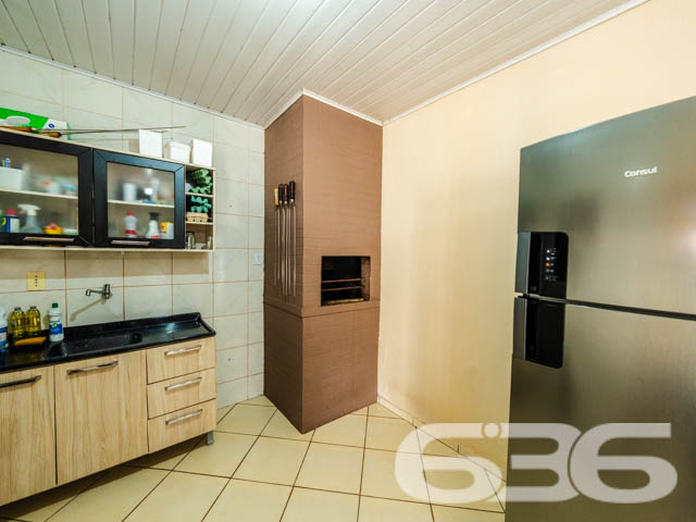 Descubra o equilíbrio perfeito entre conforto e conveniência nesta residência exemplar, situada no pacato Bairro Fátima em Joinville, SC. Este imóvel oferece um ambiente espaçoso com 190,00m² de área construída em um terreno plano de 360,00m², garantindo privacidade e espaço para toda a família.

Ao adentrar a residência, você será recebido por um amplo corredor que conduz às várias dependências da casa, marcado por uma iluminação suave que ressalta a tranquilidade do ambiente. A sala de estar, com seu piso de madeira é um convite para relaxar, enquanto a sacada proporciona um espaço agradável para desfrutar de momentos ao ar livre.

No piso superior, a visão panorâmica da sala de jantar conecta-se à cozinha, criando um ambiente aberto e acolhedor, ideal para reuniões familiares. A cozinha, prática e bem equipada, inclui móveis planejados e modernos que promovem uma experiência culinária prazerosa.

A área de lazer não deixa a desejar, com uma área de festas equipada com churrasqueira, onde você pode hospedar eventos memoráveis com conforto e estilo. O jardim bem cuidado complementa a área externa, oferecendo um retiro pacífico e privativo.

O imóvel conta ainda com três dormitórios e duas suítes, cada uma apresentando um espaço generoso e acolhedor. Os cinco banheiros da casa garantem a funcionalidade e a privacidade para todos os moradores e visitantes.

Detalhes técnicos como o portão eletrônico e o interfone reforçam a segurança da residência, enquanto a proximidade com vias de acesso, transporte público e escolas enfatizam a conveniência desta localização.

Oferecendo tanto garagens cobertas quanto descobertas, a propriedade atende perfeitamente às necessidades de estacionamento e acessibilidade. Experimente o melhor de Joinville nesta casa esplêndida, pronta para criar memórias duradouras.

Explore o potencial completo desta residência visitando-a pessoalmente. Agende sua visita com a 636 Negócios Imobiliários e venha conhecer seu novo lar.
 
636 NEGÓCIOS IMOBILIÁRIOS: A SUA MELHOR ESCOLHA
Com mais de 30 anos de experiência, a 636 Negócios Imobiliários é sua parceira ideal para encontrar o imóvel perfeito. Estamos prontos para ajudá-lo a fazer deste imóvel o seu novo lar.
 
Telefone: (47) 3451-0636
WhatsApp: (47) 99190-0636
 
Não perca esta oportunidade única. Visite nosso site para mais informações: i636.com.br