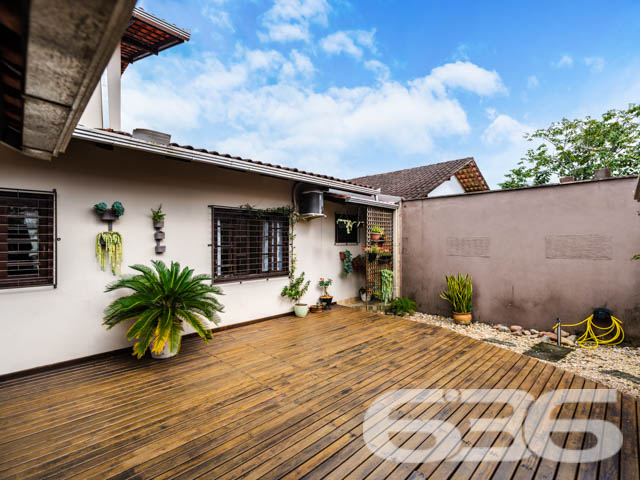 Descubra o equilíbrio perfeito entre conforto e conveniência nesta residência exemplar, situada no pacato Bairro Fátima em Joinville, SC. Este imóvel oferece um ambiente espaçoso com 190,00m² de área construída em um terreno plano de 360,00m², garantindo privacidade e espaço para toda a família.

Ao adentrar a residência, você será recebido por um amplo corredor que conduz às várias dependências da casa, marcado por uma iluminação suave que ressalta a tranquilidade do ambiente. A sala de estar, com seu piso de madeira é um convite para relaxar, enquanto a sacada proporciona um espaço agradável para desfrutar de momentos ao ar livre.

No piso superior, a visão panorâmica da sala de jantar conecta-se à cozinha, criando um ambiente aberto e acolhedor, ideal para reuniões familiares. A cozinha, prática e bem equipada, inclui móveis planejados e modernos que promovem uma experiência culinária prazerosa.

A área de lazer não deixa a desejar, com uma área de festas equipada com churrasqueira, onde você pode hospedar eventos memoráveis com conforto e estilo. O jardim bem cuidado complementa a área externa, oferecendo um retiro pacífico e privativo.

O imóvel conta ainda com três dormitórios e duas suítes, cada uma apresentando um espaço generoso e acolhedor. Os cinco banheiros da casa garantem a funcionalidade e a privacidade para todos os moradores e visitantes.

Detalhes técnicos como o portão eletrônico e o interfone reforçam a segurança da residência, enquanto a proximidade com vias de acesso, transporte público e escolas enfatizam a conveniência desta localização.

Oferecendo tanto garagens cobertas quanto descobertas, a propriedade atende perfeitamente às necessidades de estacionamento e acessibilidade. Experimente o melhor de Joinville nesta casa esplêndida, pronta para criar memórias duradouras.

Explore o potencial completo desta residência visitando-a pessoalmente. Agende sua visita com a 636 Negócios Imobiliários e venha conhecer seu novo lar.
 
636 NEGÓCIOS IMOBILIÁRIOS: A SUA MELHOR ESCOLHA
Com mais de 30 anos de experiência, a 636 Negócios Imobiliários é sua parceira ideal para encontrar o imóvel perfeito. Estamos prontos para ajudá-lo a fazer deste imóvel o seu novo lar.
 
Telefone: (47) 3451-0636
WhatsApp: (47) 99190-0636
 
Não perca esta oportunidade única. Visite nosso site para mais informações: i636.com.br