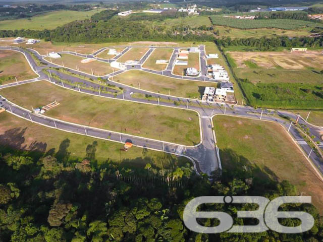 Confira a oportunidade única para construir a casa dos seus sonhos em um dos bairros mais promissores de Araquari, SC! A 636 Negócios Imobiliários traz até você um terreno espetacular no bairro Itinga, uma região que valoriza continuamente, proporcionando não apenas um lar, mas um excelente investimento.

Detalhes do Terreno:

Área Total: 295,79 m²
Localização: Face Leste, em esquina, oferecendo maior privacidade e aproveitamento de espaço.
Infraestrutura: Rua totalmente pavimentada, garantindo fácil acesso e mobilidade.

Este terreno está situado em um bairro planejado, que conta com um sistema completo de segurança, incluindo monitoramento por câmeras e equipe de segurança, além de um projeto paisagístico que valoriza a área e proporciona um ambiente mais agradável e tranquilo para seus moradores. A localização é estratégica, com acesso rápido às principais vias da cidade e a poucos minutos do centro de Araquari, combinando conveniência e tranquilidade.

Por que escolher este terreno?

Potencial de Valorização: Araquari está em pleno desenvolvimento, atraindo investimentos e novos moradores, o que garante uma excelente valorização imobiliária.
Qualidade de Vida: Viver em um bairro planejado com amplas áreas verdes e segurança é um privilégio que transformará seu dia a dia.

A 636 Negócios Imobiliários é reconhecida por sua excelência e compromisso com a satisfação do cliente. Nossa equipe está pronta para auxiliar você em cada passo, garantindo uma transação segura e eficiente.

Realize seu sonho ou invista com segurança. Este terreno é uma tela em branco esperando por sua visão. Venha conhecer e se encantar! Para mais informações, visite nossa loja ou entre em contato conosco através dos nossos canais de atendimento.
 
636 NEGÓCIOS IMOBILIÁRIOS: A SUA MELHOR ESCOLHA
Com mais de 30 anos de experiência, a 636 Negócios Imobiliários é sua parceira ideal para encontrar o imóvel perfeito. Estamos prontos para ajudá-lo a fazer deste imóvel o seu novo lar.
 
Telefone: (47) 3451-0636
WhatsApp: (47) 99190-0636
 
Não perca esta oportunidade única. Visite nosso site para mais informações: i636.com.br