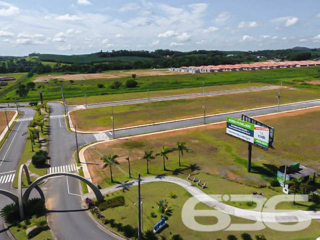 Confira a oportunidade única para construir a casa dos seus sonhos em um dos bairros mais promissores de Araquari, SC! A 636 Negócios Imobiliários traz até você um terreno espetacular no bairro Itinga, uma região que valoriza continuamente, proporcionando não apenas um lar, mas um excelente investimento.

Detalhes do Terreno:

Área Total: 295,79 m²
Localização: Face Leste, em esquina, oferecendo maior privacidade e aproveitamento de espaço.
Infraestrutura: Rua totalmente pavimentada, garantindo fácil acesso e mobilidade.

Este terreno está situado em um bairro planejado, que conta com um sistema completo de segurança, incluindo monitoramento por câmeras e equipe de segurança, além de um projeto paisagístico que valoriza a área e proporciona um ambiente mais agradável e tranquilo para seus moradores. A localização é estratégica, com acesso rápido às principais vias da cidade e a poucos minutos do centro de Araquari, combinando conveniência e tranquilidade.

Por que escolher este terreno?

Potencial de Valorização: Araquari está em pleno desenvolvimento, atraindo investimentos e novos moradores, o que garante uma excelente valorização imobiliária.
Qualidade de Vida: Viver em um bairro planejado com amplas áreas verdes e segurança é um privilégio que transformará seu dia a dia.

A 636 Negócios Imobiliários é reconhecida por sua excelência e compromisso com a satisfação do cliente. Nossa equipe está pronta para auxiliar você em cada passo, garantindo uma transação segura e eficiente.

Realize seu sonho ou invista com segurança. Este terreno é uma tela em branco esperando por sua visão. Venha conhecer e se encantar! Para mais informações, visite nossa loja ou entre em contato conosco através dos nossos canais de atendimento.
 
636 NEGÓCIOS IMOBILIÁRIOS: A SUA MELHOR ESCOLHA
Com mais de 30 anos de experiência, a 636 Negócios Imobiliários é sua parceira ideal para encontrar o imóvel perfeito. Estamos prontos para ajudá-lo a fazer deste imóvel o seu novo lar.
 
Telefone: (47) 3451-0636
WhatsApp: (47) 99190-0636
 
Não perca esta oportunidade única. Visite nosso site para mais informações: i636.com.br