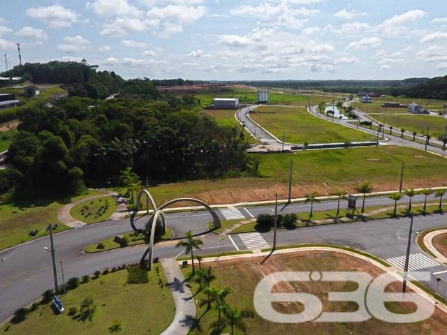 Confira a oportunidade única para construir a casa dos seus sonhos em um dos bairros mais promissores de Araquari, SC! A 636 Negócios Imobiliários traz até você um terreno espetacular no bairro Itinga, uma região que valoriza continuamente, proporcionando não apenas um lar, mas um excelente investimento.

Detalhes do Terreno:

Área Total: 295,79 m²
Localização: Face Leste, em esquina, oferecendo maior privacidade e aproveitamento de espaço.
Infraestrutura: Rua totalmente pavimentada, garantindo fácil acesso e mobilidade.

Este terreno está situado em um bairro planejado, que conta com um sistema completo de segurança, incluindo monitoramento por câmeras e equipe de segurança, além de um projeto paisagístico que valoriza a área e proporciona um ambiente mais agradável e tranquilo para seus moradores. A localização é estratégica, com acesso rápido às principais vias da cidade e a poucos minutos do centro de Araquari, combinando conveniência e tranquilidade.

Por que escolher este terreno?

Potencial de Valorização: Araquari está em pleno desenvolvimento, atraindo investimentos e novos moradores, o que garante uma excelente valorização imobiliária.
Qualidade de Vida: Viver em um bairro planejado com amplas áreas verdes e segurança é um privilégio que transformará seu dia a dia.

A 636 Negócios Imobiliários é reconhecida por sua excelência e compromisso com a satisfação do cliente. Nossa equipe está pronta para auxiliar você em cada passo, garantindo uma transação segura e eficiente.

Realize seu sonho ou invista com segurança. Este terreno é uma tela em branco esperando por sua visão. Venha conhecer e se encantar! Para mais informações, visite nossa loja ou entre em contato conosco através dos nossos canais de atendimento.
 
636 NEGÓCIOS IMOBILIÁRIOS: A SUA MELHOR ESCOLHA
Com mais de 30 anos de experiência, a 636 Negócios Imobiliários é sua parceira ideal para encontrar o imóvel perfeito. Estamos prontos para ajudá-lo a fazer deste imóvel o seu novo lar.
 
Telefone: (47) 3451-0636
WhatsApp: (47) 99190-0636
 
Não perca esta oportunidade única. Visite nosso site para mais informações: i636.com.br
