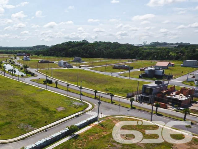 Confira a oportunidade única para construir a casa dos seus sonhos em um dos bairros mais promissores de Araquari, SC! A 636 Negócios Imobiliários traz até você um terreno espetacular no bairro Itinga, uma região que valoriza continuamente, proporcionando não apenas um lar, mas um excelente investimento.

Detalhes do Terreno:

Área Total: 295,79 m²
Localização: Face Leste, em esquina, oferecendo maior privacidade e aproveitamento de espaço.
Infraestrutura: Rua totalmente pavimentada, garantindo fácil acesso e mobilidade.

Este terreno está situado em um bairro planejado, que conta com um sistema completo de segurança, incluindo monitoramento por câmeras e equipe de segurança, além de um projeto paisagístico que valoriza a área e proporciona um ambiente mais agradável e tranquilo para seus moradores. A localização é estratégica, com acesso rápido às principais vias da cidade e a poucos minutos do centro de Araquari, combinando conveniência e tranquilidade.

Por que escolher este terreno?

Potencial de Valorização: Araquari está em pleno desenvolvimento, atraindo investimentos e novos moradores, o que garante uma excelente valorização imobiliária.
Qualidade de Vida: Viver em um bairro planejado com amplas áreas verdes e segurança é um privilégio que transformará seu dia a dia.

A 636 Negócios Imobiliários é reconhecida por sua excelência e compromisso com a satisfação do cliente. Nossa equipe está pronta para auxiliar você em cada passo, garantindo uma transação segura e eficiente.

Realize seu sonho ou invista com segurança. Este terreno é uma tela em branco esperando por sua visão. Venha conhecer e se encantar! Para mais informações, visite nossa loja ou entre em contato conosco através dos nossos canais de atendimento.
 
636 NEGÓCIOS IMOBILIÁRIOS: A SUA MELHOR ESCOLHA
Com mais de 30 anos de experiência, a 636 Negócios Imobiliários é sua parceira ideal para encontrar o imóvel perfeito. Estamos prontos para ajudá-lo a fazer deste imóvel o seu novo lar.
 
Telefone: (47) 3451-0636
WhatsApp: (47) 99190-0636
 
Não perca esta oportunidade única. Visite nosso site para mais informações: i636.com.br