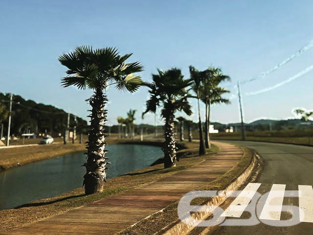 Confira a oportunidade única para construir a casa dos seus sonhos em um dos bairros mais promissores de Araquari, SC! A 636 Negócios Imobiliários traz até você um terreno espetacular no bairro Itinga, uma região que valoriza continuamente, proporcionando não apenas um lar, mas um excelente investimento.

Detalhes do Terreno:

Área Total: 295,79 m²
Localização: Face Leste, em esquina, oferecendo maior privacidade e aproveitamento de espaço.
Infraestrutura: Rua totalmente pavimentada, garantindo fácil acesso e mobilidade.

Este terreno está situado em um bairro planejado, que conta com um sistema completo de segurança, incluindo monitoramento por câmeras e equipe de segurança, além de um projeto paisagístico que valoriza a área e proporciona um ambiente mais agradável e tranquilo para seus moradores. A localização é estratégica, com acesso rápido às principais vias da cidade e a poucos minutos do centro de Araquari, combinando conveniência e tranquilidade.

Por que escolher este terreno?

Potencial de Valorização: Araquari está em pleno desenvolvimento, atraindo investimentos e novos moradores, o que garante uma excelente valorização imobiliária.
Qualidade de Vida: Viver em um bairro planejado com amplas áreas verdes e segurança é um privilégio que transformará seu dia a dia.

A 636 Negócios Imobiliários é reconhecida por sua excelência e compromisso com a satisfação do cliente. Nossa equipe está pronta para auxiliar você em cada passo, garantindo uma transação segura e eficiente.

Realize seu sonho ou invista com segurança. Este terreno é uma tela em branco esperando por sua visão. Venha conhecer e se encantar! Para mais informações, visite nossa loja ou entre em contato conosco através dos nossos canais de atendimento.
 
636 NEGÓCIOS IMOBILIÁRIOS: A SUA MELHOR ESCOLHA
Com mais de 30 anos de experiência, a 636 Negócios Imobiliários é sua parceira ideal para encontrar o imóvel perfeito. Estamos prontos para ajudá-lo a fazer deste imóvel o seu novo lar.
 
Telefone: (47) 3451-0636
WhatsApp: (47) 99190-0636
 
Não perca esta oportunidade única. Visite nosso site para mais informações: i636.com.br