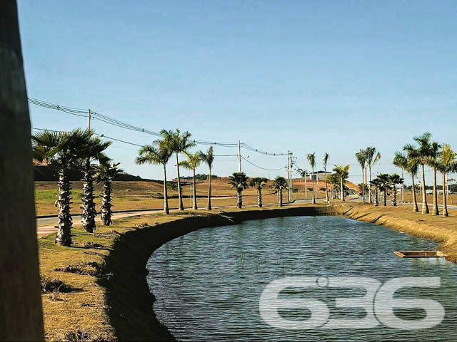 Confira a oportunidade única para construir a casa dos seus sonhos em um dos bairros mais promissores de Araquari, SC! A 636 Negócios Imobiliários traz até você um terreno espetacular no bairro Itinga, uma região que valoriza continuamente, proporcionando não apenas um lar, mas um excelente investimento.

Detalhes do Terreno:

Área Total: 295,79 m²
Localização: Face Leste, em esquina, oferecendo maior privacidade e aproveitamento de espaço.
Infraestrutura: Rua totalmente pavimentada, garantindo fácil acesso e mobilidade.

Este terreno está situado em um bairro planejado, que conta com um sistema completo de segurança, incluindo monitoramento por câmeras e equipe de segurança, além de um projeto paisagístico que valoriza a área e proporciona um ambiente mais agradável e tranquilo para seus moradores. A localização é estratégica, com acesso rápido às principais vias da cidade e a poucos minutos do centro de Araquari, combinando conveniência e tranquilidade.

Por que escolher este terreno?

Potencial de Valorização: Araquari está em pleno desenvolvimento, atraindo investimentos e novos moradores, o que garante uma excelente valorização imobiliária.
Qualidade de Vida: Viver em um bairro planejado com amplas áreas verdes e segurança é um privilégio que transformará seu dia a dia.

A 636 Negócios Imobiliários é reconhecida por sua excelência e compromisso com a satisfação do cliente. Nossa equipe está pronta para auxiliar você em cada passo, garantindo uma transação segura e eficiente.

Realize seu sonho ou invista com segurança. Este terreno é uma tela em branco esperando por sua visão. Venha conhecer e se encantar! Para mais informações, visite nossa loja ou entre em contato conosco através dos nossos canais de atendimento.
 
636 NEGÓCIOS IMOBILIÁRIOS: A SUA MELHOR ESCOLHA
Com mais de 30 anos de experiência, a 636 Negócios Imobiliários é sua parceira ideal para encontrar o imóvel perfeito. Estamos prontos para ajudá-lo a fazer deste imóvel o seu novo lar.
 
Telefone: (47) 3451-0636
WhatsApp: (47) 99190-0636
 
Não perca esta oportunidade única. Visite nosso site para mais informações: i636.com.br