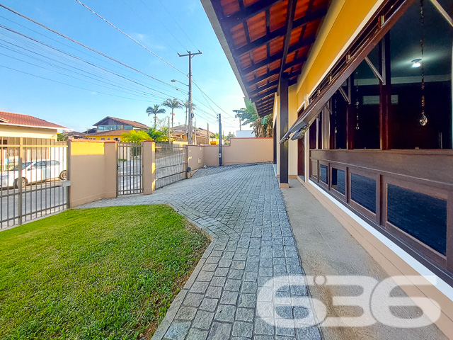 Descubra a casa dos seus sonhos no coração de Joinville, no bairro Floresta, uma localização privilegiada que combina tranquilidade e acessibilidade. Esta residência térrea,  oferece uma excelente base para uma vida familiar ou para futuras expansões.

Características Gerais:

Tipo: Residência padrão térrea
Área Construída: 167 m²
Localização: Bairro Floresta, Joinville/SC

Descrição Detalhada:

Esta casa encantadora oferece um ambiente espaçoso e acolhedor com suas grandes janelas que iluminam naturalmente cada cômodo. O piso em porcelanato brilhante estende-se por uma elegante sala de estar e uma cozinha gourmet.

A área íntima dispõe de um confortável dormitório, uma suíte com acabamentos de alta qualidade e um banheiro social espaçoso e modernamente equipado. A área externa é um verdadeiro retiro urbano, com um amplo espaço de festas equipado com churrasqueira e gazebo, perfeito para entretenimento e lazer.

Facilidades e Comodidades:

* Garagem coberta para dois carros
* Portão eletrônico e grades para segurança
* Jardim privativo e área de serviço funcional

Proximidade com vias de acesso, transporte público, escolas, hospitais e serviços essenciais

Potencial de Expansão:

O projeto já contempla a capacidade de adicionar um segundo piso de 89m². Este recurso é ideal para famílias em crescimento ou para aqueles que desejam investir em valorização imobiliária.

Considerações Especiais:

É possível a análise de permutas, inclusive em regiões litorâneas. A residência está pronta para receber novos moradores que valorizem a tranquilidade e a qualidade de vida.

Explore as possibilidades que esta residência oferece. Agende sua visita e sinta-se em casa na melhor localização de Joinville. Seu novo lar está à sua espera, pronto para criar memórias duradouras.
 
636 NEGÓCIOS IMOBILIÁRIOS: A SUA MELHOR ESCOLHA
Com mais de 30 anos de experiência, a 636 Negócios Imobiliários é sua parceira ideal para encontrar o imóvel perfeito. Estamos prontos para ajudá-lo a fazer deste imóvel o seu novo lar.
 
Telefone: (47) 3451-0636
WhatsApp: (47) 99190-0636
 
Não perca esta oportunidade única. Visite nosso site para mais informações: i636.com.br

