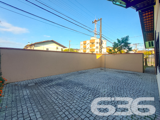 Descubra a casa dos seus sonhos no coração de Joinville, no bairro Floresta, uma localização privilegiada que combina tranquilidade e acessibilidade. Esta residência térrea,  oferece uma excelente base para uma vida familiar ou para futuras expansões.

Características Gerais:

Tipo: Residência padrão térrea
Área Construída: 167 m²
Localização: Bairro Floresta, Joinville/SC

Descrição Detalhada:

Esta casa encantadora oferece um ambiente espaçoso e acolhedor com suas grandes janelas que iluminam naturalmente cada cômodo. O piso em porcelanato brilhante estende-se por uma elegante sala de estar e uma cozinha gourmet.

A área íntima dispõe de um confortável dormitório, uma suíte com acabamentos de alta qualidade e um banheiro social espaçoso e modernamente equipado. A área externa é um verdadeiro retiro urbano, com um amplo espaço de festas equipado com churrasqueira e gazebo, perfeito para entretenimento e lazer.

Facilidades e Comodidades:

* Garagem coberta para dois carros
* Portão eletrônico e grades para segurança
* Jardim privativo e área de serviço funcional

Proximidade com vias de acesso, transporte público, escolas, hospitais e serviços essenciais

Potencial de Expansão:

O projeto já contempla a capacidade de adicionar um segundo piso de 89m². Este recurso é ideal para famílias em crescimento ou para aqueles que desejam investir em valorização imobiliária.

Considerações Especiais:

É possível a análise de permutas, inclusive em regiões litorâneas. A residência está pronta para receber novos moradores que valorizem a tranquilidade e a qualidade de vida.

Explore as possibilidades que esta residência oferece. Agende sua visita e sinta-se em casa na melhor localização de Joinville. Seu novo lar está à sua espera, pronto para criar memórias duradouras.
 
636 NEGÓCIOS IMOBILIÁRIOS: A SUA MELHOR ESCOLHA
Com mais de 30 anos de experiência, a 636 Negócios Imobiliários é sua parceira ideal para encontrar o imóvel perfeito. Estamos prontos para ajudá-lo a fazer deste imóvel o seu novo lar.
 
Telefone: (47) 3451-0636
WhatsApp: (47) 99190-0636
 
Não perca esta oportunidade única. Visite nosso site para mais informações: i636.com.br

