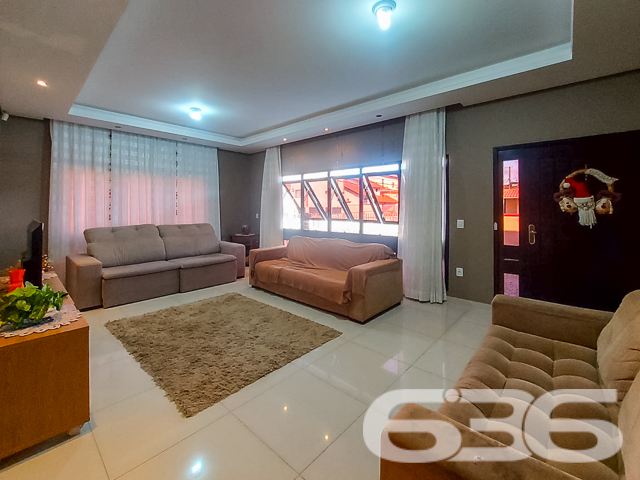 Descubra a casa dos seus sonhos no coração de Joinville, no bairro Floresta, uma localização privilegiada que combina tranquilidade e acessibilidade. Esta residência térrea,  oferece uma excelente base para uma vida familiar ou para futuras expansões.

Características Gerais:

Tipo: Residência padrão térrea
Área Construída: 167 m²
Localização: Bairro Floresta, Joinville/SC

Descrição Detalhada:

Esta casa encantadora oferece um ambiente espaçoso e acolhedor com suas grandes janelas que iluminam naturalmente cada cômodo. O piso em porcelanato brilhante estende-se por uma elegante sala de estar e uma cozinha gourmet.

A área íntima dispõe de um confortável dormitório, uma suíte com acabamentos de alta qualidade e um banheiro social espaçoso e modernamente equipado. A área externa é um verdadeiro retiro urbano, com um amplo espaço de festas equipado com churrasqueira e gazebo, perfeito para entretenimento e lazer.

Facilidades e Comodidades:

* Garagem coberta para dois carros
* Portão eletrônico e grades para segurança
* Jardim privativo e área de serviço funcional

Proximidade com vias de acesso, transporte público, escolas, hospitais e serviços essenciais

Potencial de Expansão:

O projeto já contempla a capacidade de adicionar um segundo piso de 89m². Este recurso é ideal para famílias em crescimento ou para aqueles que desejam investir em valorização imobiliária.

Considerações Especiais:

É possível a análise de permutas, inclusive em regiões litorâneas. A residência está pronta para receber novos moradores que valorizem a tranquilidade e a qualidade de vida.

Explore as possibilidades que esta residência oferece. Agende sua visita e sinta-se em casa na melhor localização de Joinville. Seu novo lar está à sua espera, pronto para criar memórias duradouras.
 
636 NEGÓCIOS IMOBILIÁRIOS: A SUA MELHOR ESCOLHA
Com mais de 30 anos de experiência, a 636 Negócios Imobiliários é sua parceira ideal para encontrar o imóvel perfeito. Estamos prontos para ajudá-lo a fazer deste imóvel o seu novo lar.
 
Telefone: (47) 3451-0636
WhatsApp: (47) 99190-0636
 
Não perca esta oportunidade única. Visite nosso site para mais informações: i636.com.br

