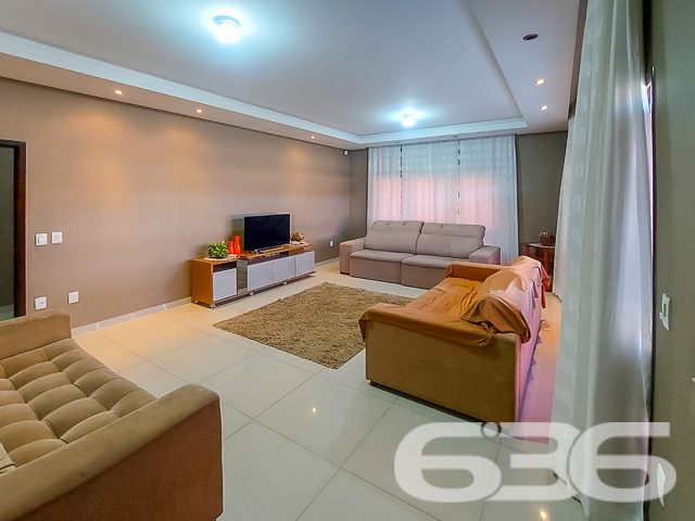 Descubra a casa dos seus sonhos no coração de Joinville, no bairro Floresta, uma localização privilegiada que combina tranquilidade e acessibilidade. Esta residência térrea,  oferece uma excelente base para uma vida familiar ou para futuras expansões.

Características Gerais:

Tipo: Residência padrão térrea
Área Construída: 167 m²
Localização: Bairro Floresta, Joinville/SC

Descrição Detalhada:

Esta casa encantadora oferece um ambiente espaçoso e acolhedor com suas grandes janelas que iluminam naturalmente cada cômodo. O piso em porcelanato brilhante estende-se por uma elegante sala de estar e uma cozinha gourmet.

A área íntima dispõe de um confortável dormitório, uma suíte com acabamentos de alta qualidade e um banheiro social espaçoso e modernamente equipado. A área externa é um verdadeiro retiro urbano, com um amplo espaço de festas equipado com churrasqueira e gazebo, perfeito para entretenimento e lazer.

Facilidades e Comodidades:

* Garagem coberta para dois carros
* Portão eletrônico e grades para segurança
* Jardim privativo e área de serviço funcional

Proximidade com vias de acesso, transporte público, escolas, hospitais e serviços essenciais

Potencial de Expansão:

O projeto já contempla a capacidade de adicionar um segundo piso de 89m². Este recurso é ideal para famílias em crescimento ou para aqueles que desejam investir em valorização imobiliária.

Considerações Especiais:

É possível a análise de permutas, inclusive em regiões litorâneas. A residência está pronta para receber novos moradores que valorizem a tranquilidade e a qualidade de vida.

Explore as possibilidades que esta residência oferece. Agende sua visita e sinta-se em casa na melhor localização de Joinville. Seu novo lar está à sua espera, pronto para criar memórias duradouras.
 
636 NEGÓCIOS IMOBILIÁRIOS: A SUA MELHOR ESCOLHA
Com mais de 30 anos de experiência, a 636 Negócios Imobiliários é sua parceira ideal para encontrar o imóvel perfeito. Estamos prontos para ajudá-lo a fazer deste imóvel o seu novo lar.
 
Telefone: (47) 3451-0636
WhatsApp: (47) 99190-0636
 
Não perca esta oportunidade única. Visite nosso site para mais informações: i636.com.br

