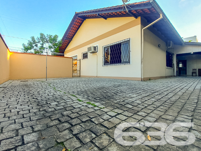 Descubra a casa dos seus sonhos no coração de Joinville, no bairro Floresta, uma localização privilegiada que combina tranquilidade e acessibilidade. Esta residência térrea,  oferece uma excelente base para uma vida familiar ou para futuras expansões.

Características Gerais:

Tipo: Residência padrão térrea
Área Construída: 167 m²
Localização: Bairro Floresta, Joinville/SC

Descrição Detalhada:

Esta casa encantadora oferece um ambiente espaçoso e acolhedor com suas grandes janelas que iluminam naturalmente cada cômodo. O piso em porcelanato brilhante estende-se por uma elegante sala de estar e uma cozinha gourmet.

A área íntima dispõe de um confortável dormitório, uma suíte com acabamentos de alta qualidade e um banheiro social espaçoso e modernamente equipado. A área externa é um verdadeiro retiro urbano, com um amplo espaço de festas equipado com churrasqueira e gazebo, perfeito para entretenimento e lazer.

Facilidades e Comodidades:

* Garagem coberta para dois carros
* Portão eletrônico e grades para segurança
* Jardim privativo e área de serviço funcional

Proximidade com vias de acesso, transporte público, escolas, hospitais e serviços essenciais

Potencial de Expansão:

O projeto já contempla a capacidade de adicionar um segundo piso de 89m². Este recurso é ideal para famílias em crescimento ou para aqueles que desejam investir em valorização imobiliária.

Considerações Especiais:

É possível a análise de permutas, inclusive em regiões litorâneas. A residência está pronta para receber novos moradores que valorizem a tranquilidade e a qualidade de vida.

Explore as possibilidades que esta residência oferece. Agende sua visita e sinta-se em casa na melhor localização de Joinville. Seu novo lar está à sua espera, pronto para criar memórias duradouras.
 
636 NEGÓCIOS IMOBILIÁRIOS: A SUA MELHOR ESCOLHA
Com mais de 30 anos de experiência, a 636 Negócios Imobiliários é sua parceira ideal para encontrar o imóvel perfeito. Estamos prontos para ajudá-lo a fazer deste imóvel o seu novo lar.
 
Telefone: (47) 3451-0636
WhatsApp: (47) 99190-0636
 
Não perca esta oportunidade única. Visite nosso site para mais informações: i636.com.br

