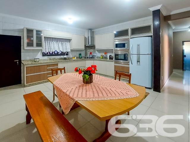 Descubra a casa dos seus sonhos no coração de Joinville, no bairro Floresta, uma localização privilegiada que combina tranquilidade e acessibilidade. Esta residência térrea,  oferece uma excelente base para uma vida familiar ou para futuras expansões.

Características Gerais:

Tipo: Residência padrão térrea
Área Construída: 167 m²
Localização: Bairro Floresta, Joinville/SC

Descrição Detalhada:

Esta casa encantadora oferece um ambiente espaçoso e acolhedor com suas grandes janelas que iluminam naturalmente cada cômodo. O piso em porcelanato brilhante estende-se por uma elegante sala de estar e uma cozinha gourmet.

A área íntima dispõe de um confortável dormitório, uma suíte com acabamentos de alta qualidade e um banheiro social espaçoso e modernamente equipado. A área externa é um verdadeiro retiro urbano, com um amplo espaço de festas equipado com churrasqueira e gazebo, perfeito para entretenimento e lazer.

Facilidades e Comodidades:

* Garagem coberta para dois carros
* Portão eletrônico e grades para segurança
* Jardim privativo e área de serviço funcional

Proximidade com vias de acesso, transporte público, escolas, hospitais e serviços essenciais

Potencial de Expansão:

O projeto já contempla a capacidade de adicionar um segundo piso de 89m². Este recurso é ideal para famílias em crescimento ou para aqueles que desejam investir em valorização imobiliária.

Considerações Especiais:

É possível a análise de permutas, inclusive em regiões litorâneas. A residência está pronta para receber novos moradores que valorizem a tranquilidade e a qualidade de vida.

Explore as possibilidades que esta residência oferece. Agende sua visita e sinta-se em casa na melhor localização de Joinville. Seu novo lar está à sua espera, pronto para criar memórias duradouras.
 
636 NEGÓCIOS IMOBILIÁRIOS: A SUA MELHOR ESCOLHA
Com mais de 30 anos de experiência, a 636 Negócios Imobiliários é sua parceira ideal para encontrar o imóvel perfeito. Estamos prontos para ajudá-lo a fazer deste imóvel o seu novo lar.
 
Telefone: (47) 3451-0636
WhatsApp: (47) 99190-0636
 
Não perca esta oportunidade única. Visite nosso site para mais informações: i636.com.br

