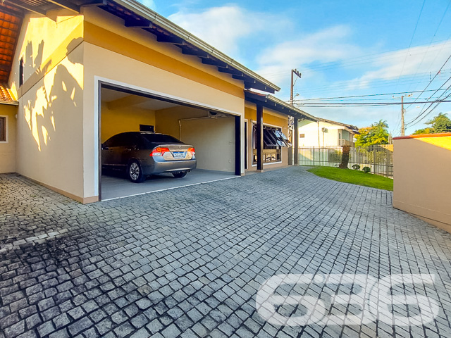 Descubra a casa dos seus sonhos no coração de Joinville, no bairro Floresta, uma localização privilegiada que combina tranquilidade e acessibilidade. Esta residência térrea,  oferece uma excelente base para uma vida familiar ou para futuras expansões.

Características Gerais:

Tipo: Residência padrão térrea
Área Construída: 167 m²
Localização: Bairro Floresta, Joinville/SC

Descrição Detalhada:

Esta casa encantadora oferece um ambiente espaçoso e acolhedor com suas grandes janelas que iluminam naturalmente cada cômodo. O piso em porcelanato brilhante estende-se por uma elegante sala de estar e uma cozinha gourmet.

A área íntima dispõe de um confortável dormitório, uma suíte com acabamentos de alta qualidade e um banheiro social espaçoso e modernamente equipado. A área externa é um verdadeiro retiro urbano, com um amplo espaço de festas equipado com churrasqueira e gazebo, perfeito para entretenimento e lazer.

Facilidades e Comodidades:

* Garagem coberta para dois carros
* Portão eletrônico e grades para segurança
* Jardim privativo e área de serviço funcional

Proximidade com vias de acesso, transporte público, escolas, hospitais e serviços essenciais

Potencial de Expansão:

O projeto já contempla a capacidade de adicionar um segundo piso de 89m². Este recurso é ideal para famílias em crescimento ou para aqueles que desejam investir em valorização imobiliária.

Considerações Especiais:

É possível a análise de permutas, inclusive em regiões litorâneas. A residência está pronta para receber novos moradores que valorizem a tranquilidade e a qualidade de vida.

Explore as possibilidades que esta residência oferece. Agende sua visita e sinta-se em casa na melhor localização de Joinville. Seu novo lar está à sua espera, pronto para criar memórias duradouras.
 
636 NEGÓCIOS IMOBILIÁRIOS: A SUA MELHOR ESCOLHA
Com mais de 30 anos de experiência, a 636 Negócios Imobiliários é sua parceira ideal para encontrar o imóvel perfeito. Estamos prontos para ajudá-lo a fazer deste imóvel o seu novo lar.
 
Telefone: (47) 3451-0636
WhatsApp: (47) 99190-0636
 
Não perca esta oportunidade única. Visite nosso site para mais informações: i636.com.br

