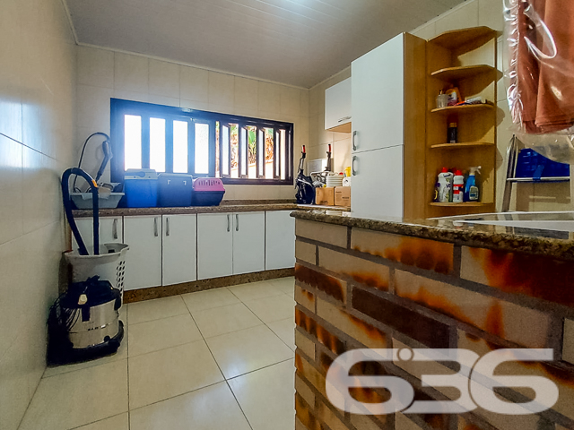 Descubra a casa dos seus sonhos no coração de Joinville, no bairro Floresta, uma localização privilegiada que combina tranquilidade e acessibilidade. Esta residência térrea,  oferece uma excelente base para uma vida familiar ou para futuras expansões.

Características Gerais:

Tipo: Residência padrão térrea
Área Construída: 167 m²
Localização: Bairro Floresta, Joinville/SC

Descrição Detalhada:

Esta casa encantadora oferece um ambiente espaçoso e acolhedor com suas grandes janelas que iluminam naturalmente cada cômodo. O piso em porcelanato brilhante estende-se por uma elegante sala de estar e uma cozinha gourmet.

A área íntima dispõe de um confortável dormitório, uma suíte com acabamentos de alta qualidade e um banheiro social espaçoso e modernamente equipado. A área externa é um verdadeiro retiro urbano, com um amplo espaço de festas equipado com churrasqueira e gazebo, perfeito para entretenimento e lazer.

Facilidades e Comodidades:

* Garagem coberta para dois carros
* Portão eletrônico e grades para segurança
* Jardim privativo e área de serviço funcional

Proximidade com vias de acesso, transporte público, escolas, hospitais e serviços essenciais

Potencial de Expansão:

O projeto já contempla a capacidade de adicionar um segundo piso de 89m². Este recurso é ideal para famílias em crescimento ou para aqueles que desejam investir em valorização imobiliária.

Considerações Especiais:

É possível a análise de permutas, inclusive em regiões litorâneas. A residência está pronta para receber novos moradores que valorizem a tranquilidade e a qualidade de vida.

Explore as possibilidades que esta residência oferece. Agende sua visita e sinta-se em casa na melhor localização de Joinville. Seu novo lar está à sua espera, pronto para criar memórias duradouras.
 
636 NEGÓCIOS IMOBILIÁRIOS: A SUA MELHOR ESCOLHA
Com mais de 30 anos de experiência, a 636 Negócios Imobiliários é sua parceira ideal para encontrar o imóvel perfeito. Estamos prontos para ajudá-lo a fazer deste imóvel o seu novo lar.
 
Telefone: (47) 3451-0636
WhatsApp: (47) 99190-0636
 
Não perca esta oportunidade única. Visite nosso site para mais informações: i636.com.br

