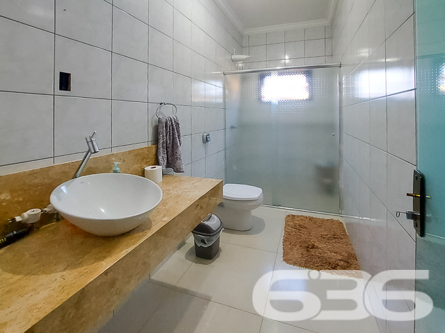 Descubra a casa dos seus sonhos no coração de Joinville, no bairro Floresta, uma localização privilegiada que combina tranquilidade e acessibilidade. Esta residência térrea,  oferece uma excelente base para uma vida familiar ou para futuras expansões.

Características Gerais:

Tipo: Residência padrão térrea
Área Construída: 167 m²
Localização: Bairro Floresta, Joinville/SC

Descrição Detalhada:

Esta casa encantadora oferece um ambiente espaçoso e acolhedor com suas grandes janelas que iluminam naturalmente cada cômodo. O piso em porcelanato brilhante estende-se por uma elegante sala de estar e uma cozinha gourmet.

A área íntima dispõe de um confortável dormitório, uma suíte com acabamentos de alta qualidade e um banheiro social espaçoso e modernamente equipado. A área externa é um verdadeiro retiro urbano, com um amplo espaço de festas equipado com churrasqueira e gazebo, perfeito para entretenimento e lazer.

Facilidades e Comodidades:

* Garagem coberta para dois carros
* Portão eletrônico e grades para segurança
* Jardim privativo e área de serviço funcional

Proximidade com vias de acesso, transporte público, escolas, hospitais e serviços essenciais

Potencial de Expansão:

O projeto já contempla a capacidade de adicionar um segundo piso de 89m². Este recurso é ideal para famílias em crescimento ou para aqueles que desejam investir em valorização imobiliária.

Considerações Especiais:

É possível a análise de permutas, inclusive em regiões litorâneas. A residência está pronta para receber novos moradores que valorizem a tranquilidade e a qualidade de vida.

Explore as possibilidades que esta residência oferece. Agende sua visita e sinta-se em casa na melhor localização de Joinville. Seu novo lar está à sua espera, pronto para criar memórias duradouras.
 
636 NEGÓCIOS IMOBILIÁRIOS: A SUA MELHOR ESCOLHA
Com mais de 30 anos de experiência, a 636 Negócios Imobiliários é sua parceira ideal para encontrar o imóvel perfeito. Estamos prontos para ajudá-lo a fazer deste imóvel o seu novo lar.
 
Telefone: (47) 3451-0636
WhatsApp: (47) 99190-0636
 
Não perca esta oportunidade única. Visite nosso site para mais informações: i636.com.br


