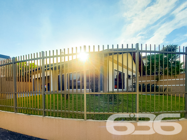 Descubra a casa dos seus sonhos no coração de Joinville, no bairro Floresta, uma localização privilegiada que combina tranquilidade e acessibilidade. Esta residência térrea,  oferece uma excelente base para uma vida familiar ou para futuras expansões.

Características Gerais:

Tipo: Residência padrão térrea
Área Construída: 167 m²
Localização: Bairro Floresta, Joinville/SC

Descrição Detalhada:

Esta casa encantadora oferece um ambiente espaçoso e acolhedor com suas grandes janelas que iluminam naturalmente cada cômodo. O piso em porcelanato brilhante estende-se por uma elegante sala de estar e uma cozinha gourmet.

A área íntima dispõe de um confortável dormitório, uma suíte com acabamentos de alta qualidade e um banheiro social espaçoso e modernamente equipado. A área externa é um verdadeiro retiro urbano, com um amplo espaço de festas equipado com churrasqueira e gazebo, perfeito para entretenimento e lazer.

Facilidades e Comodidades:

* Garagem coberta para dois carros
* Portão eletrônico e grades para segurança
* Jardim privativo e área de serviço funcional

Proximidade com vias de acesso, transporte público, escolas, hospitais e serviços essenciais

Potencial de Expansão:

O projeto já contempla a capacidade de adicionar um segundo piso de 89m². Este recurso é ideal para famílias em crescimento ou para aqueles que desejam investir em valorização imobiliária.

Considerações Especiais:

É possível a análise de permutas, inclusive em regiões litorâneas. A residência está pronta para receber novos moradores que valorizem a tranquilidade e a qualidade de vida.

Explore as possibilidades que esta residência oferece. Agende sua visita e sinta-se em casa na melhor localização de Joinville. Seu novo lar está à sua espera, pronto para criar memórias duradouras.
 
636 NEGÓCIOS IMOBILIÁRIOS: A SUA MELHOR ESCOLHA
Com mais de 30 anos de experiência, a 636 Negócios Imobiliários é sua parceira ideal para encontrar o imóvel perfeito. Estamos prontos para ajudá-lo a fazer deste imóvel o seu novo lar.
 
Telefone: (47) 3451-0636
WhatsApp: (47) 99190-0636
 
Não perca esta oportunidade única. Visite nosso site para mais informações: i636.com.br


