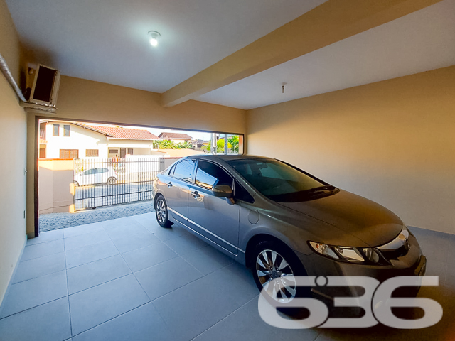 Descubra a casa dos seus sonhos no coração de Joinville, no bairro Floresta, uma localização privilegiada que combina tranquilidade e acessibilidade. Esta residência térrea,  oferece uma excelente base para uma vida familiar ou para futuras expansões.

Características Gerais:

Tipo: Residência padrão térrea
Área Construída: 167 m²
Localização: Bairro Floresta, Joinville/SC

Descrição Detalhada:

Esta casa encantadora oferece um ambiente espaçoso e acolhedor com suas grandes janelas que iluminam naturalmente cada cômodo. O piso em porcelanato brilhante estende-se por uma elegante sala de estar e uma cozinha gourmet.

A área íntima dispõe de um confortável dormitório, uma suíte com acabamentos de alta qualidade e um banheiro social espaçoso e modernamente equipado. A área externa é um verdadeiro retiro urbano, com um amplo espaço de festas equipado com churrasqueira e gazebo, perfeito para entretenimento e lazer.

Facilidades e Comodidades:

* Garagem coberta para dois carros
* Portão eletrônico e grades para segurança
* Jardim privativo e área de serviço funcional

Proximidade com vias de acesso, transporte público, escolas, hospitais e serviços essenciais

Potencial de Expansão:

O projeto já contempla a capacidade de adicionar um segundo piso de 89m². Este recurso é ideal para famílias em crescimento ou para aqueles que desejam investir em valorização imobiliária.

Considerações Especiais:

É possível a análise de permutas, inclusive em regiões litorâneas. A residência está pronta para receber novos moradores que valorizem a tranquilidade e a qualidade de vida.

Explore as possibilidades que esta residência oferece. Agende sua visita e sinta-se em casa na melhor localização de Joinville. Seu novo lar está à sua espera, pronto para criar memórias duradouras.
 
636 NEGÓCIOS IMOBILIÁRIOS: A SUA MELHOR ESCOLHA
Com mais de 30 anos de experiência, a 636 Negócios Imobiliários é sua parceira ideal para encontrar o imóvel perfeito. Estamos prontos para ajudá-lo a fazer deste imóvel o seu novo lar.
 
Telefone: (47) 3451-0636
WhatsApp: (47) 99190-0636
 
Não perca esta oportunidade única. Visite nosso site para mais informações: i636.com.br

