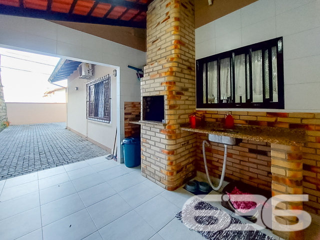 Descubra a casa dos seus sonhos no coração de Joinville, no bairro Floresta, uma localização privilegiada que combina tranquilidade e acessibilidade. Esta residência térrea,  oferece uma excelente base para uma vida familiar ou para futuras expansões.

Características Gerais:

Tipo: Residência padrão térrea
Área Construída: 167 m²
Localização: Bairro Floresta, Joinville/SC

Descrição Detalhada:

Esta casa encantadora oferece um ambiente espaçoso e acolhedor com suas grandes janelas que iluminam naturalmente cada cômodo. O piso em porcelanato brilhante estende-se por uma elegante sala de estar e uma cozinha gourmet.

A área íntima dispõe de um confortável dormitório, uma suíte com acabamentos de alta qualidade e um banheiro social espaçoso e modernamente equipado. A área externa é um verdadeiro retiro urbano, com um amplo espaço de festas equipado com churrasqueira e gazebo, perfeito para entretenimento e lazer.

Facilidades e Comodidades:

* Garagem coberta para dois carros
* Portão eletrônico e grades para segurança
* Jardim privativo e área de serviço funcional

Proximidade com vias de acesso, transporte público, escolas, hospitais e serviços essenciais

Potencial de Expansão:

O projeto já contempla a capacidade de adicionar um segundo piso de 89m². Este recurso é ideal para famílias em crescimento ou para aqueles que desejam investir em valorização imobiliária.

Considerações Especiais:

É possível a análise de permutas, inclusive em regiões litorâneas. A residência está pronta para receber novos moradores que valorizem a tranquilidade e a qualidade de vida.

Explore as possibilidades que esta residência oferece. Agende sua visita e sinta-se em casa na melhor localização de Joinville. Seu novo lar está à sua espera, pronto para criar memórias duradouras.
 
636 NEGÓCIOS IMOBILIÁRIOS: A SUA MELHOR ESCOLHA
Com mais de 30 anos de experiência, a 636 Negócios Imobiliários é sua parceira ideal para encontrar o imóvel perfeito. Estamos prontos para ajudá-lo a fazer deste imóvel o seu novo lar.
 
Telefone: (47) 3451-0636
WhatsApp: (47) 99190-0636
 
Não perca esta oportunidade única. Visite nosso site para mais informações: i636.com.br

