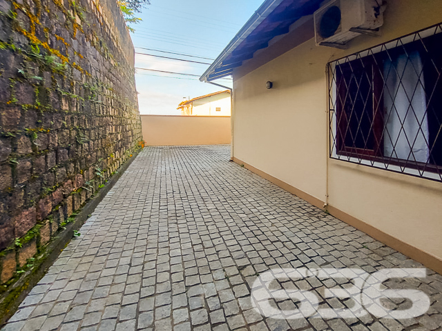 Descubra a casa dos seus sonhos no coração de Joinville, no bairro Floresta, uma localização privilegiada que combina tranquilidade e acessibilidade. Esta residência térrea,  oferece uma excelente base para uma vida familiar ou para futuras expansões.

Características Gerais:

Tipo: Residência padrão térrea
Área Construída: 167 m²
Localização: Bairro Floresta, Joinville/SC

Descrição Detalhada:

Esta casa encantadora oferece um ambiente espaçoso e acolhedor com suas grandes janelas que iluminam naturalmente cada cômodo. O piso em porcelanato brilhante estende-se por uma elegante sala de estar e uma cozinha gourmet.

A área íntima dispõe de um confortável dormitório, uma suíte com acabamentos de alta qualidade e um banheiro social espaçoso e modernamente equipado. A área externa é um verdadeiro retiro urbano, com um amplo espaço de festas equipado com churrasqueira e gazebo, perfeito para entretenimento e lazer.

Facilidades e Comodidades:

* Garagem coberta para dois carros
* Portão eletrônico e grades para segurança
* Jardim privativo e área de serviço funcional

Proximidade com vias de acesso, transporte público, escolas, hospitais e serviços essenciais

Potencial de Expansão:

O projeto já contempla a capacidade de adicionar um segundo piso de 89m². Este recurso é ideal para famílias em crescimento ou para aqueles que desejam investir em valorização imobiliária.

Considerações Especiais:

É possível a análise de permutas, inclusive em regiões litorâneas. A residência está pronta para receber novos moradores que valorizem a tranquilidade e a qualidade de vida.

Explore as possibilidades que esta residência oferece. Agende sua visita e sinta-se em casa na melhor localização de Joinville. Seu novo lar está à sua espera, pronto para criar memórias duradouras.
 
636 NEGÓCIOS IMOBILIÁRIOS: A SUA MELHOR ESCOLHA
Com mais de 30 anos de experiência, a 636 Negócios Imobiliários é sua parceira ideal para encontrar o imóvel perfeito. Estamos prontos para ajudá-lo a fazer deste imóvel o seu novo lar.
 
Telefone: (47) 3451-0636
WhatsApp: (47) 99190-0636
 
Não perca esta oportunidade única. Visite nosso site para mais informações: i636.com.br

