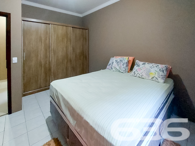 Descubra a casa dos seus sonhos no coração de Joinville, no bairro Floresta, uma localização privilegiada que combina tranquilidade e acessibilidade. Esta residência térrea,  oferece uma excelente base para uma vida familiar ou para futuras expansões.

Características Gerais:

Tipo: Residência padrão térrea
Área Construída: 167 m²
Localização: Bairro Floresta, Joinville/SC

Descrição Detalhada:

Esta casa encantadora oferece um ambiente espaçoso e acolhedor com suas grandes janelas que iluminam naturalmente cada cômodo. O piso em porcelanato brilhante estende-se por uma elegante sala de estar e uma cozinha gourmet.

A área íntima dispõe de um confortável dormitório, uma suíte com acabamentos de alta qualidade e um banheiro social espaçoso e modernamente equipado. A área externa é um verdadeiro retiro urbano, com um amplo espaço de festas equipado com churrasqueira e gazebo, perfeito para entretenimento e lazer.

Facilidades e Comodidades:

* Garagem coberta para dois carros
* Portão eletrônico e grades para segurança
* Jardim privativo e área de serviço funcional

Proximidade com vias de acesso, transporte público, escolas, hospitais e serviços essenciais

Potencial de Expansão:

O projeto já contempla a capacidade de adicionar um segundo piso de 89m². Este recurso é ideal para famílias em crescimento ou para aqueles que desejam investir em valorização imobiliária.

Considerações Especiais:

É possível a análise de permutas, inclusive em regiões litorâneas. A residência está pronta para receber novos moradores que valorizem a tranquilidade e a qualidade de vida.

Explore as possibilidades que esta residência oferece. Agende sua visita e sinta-se em casa na melhor localização de Joinville. Seu novo lar está à sua espera, pronto para criar memórias duradouras.
 
636 NEGÓCIOS IMOBILIÁRIOS: A SUA MELHOR ESCOLHA
Com mais de 30 anos de experiência, a 636 Negócios Imobiliários é sua parceira ideal para encontrar o imóvel perfeito. Estamos prontos para ajudá-lo a fazer deste imóvel o seu novo lar.
 
Telefone: (47) 3451-0636
WhatsApp: (47) 99190-0636
 
Não perca esta oportunidade única. Visite nosso site para mais informações: i636.com.br

