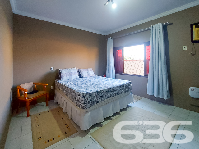 Descubra a casa dos seus sonhos no coração de Joinville, no bairro Floresta, uma localização privilegiada que combina tranquilidade e acessibilidade. Esta residência térrea,  oferece uma excelente base para uma vida familiar ou para futuras expansões.

Características Gerais:

Tipo: Residência padrão térrea
Área Construída: 167 m²
Localização: Bairro Floresta, Joinville/SC

Descrição Detalhada:

Esta casa encantadora oferece um ambiente espaçoso e acolhedor com suas grandes janelas que iluminam naturalmente cada cômodo. O piso em porcelanato brilhante estende-se por uma elegante sala de estar e uma cozinha gourmet.

A área íntima dispõe de um confortável dormitório, uma suíte com acabamentos de alta qualidade e um banheiro social espaçoso e modernamente equipado. A área externa é um verdadeiro retiro urbano, com um amplo espaço de festas equipado com churrasqueira e gazebo, perfeito para entretenimento e lazer.

Facilidades e Comodidades:

* Garagem coberta para dois carros
* Portão eletrônico e grades para segurança
* Jardim privativo e área de serviço funcional

Proximidade com vias de acesso, transporte público, escolas, hospitais e serviços essenciais

Potencial de Expansão:

O projeto já contempla a capacidade de adicionar um segundo piso de 89m². Este recurso é ideal para famílias em crescimento ou para aqueles que desejam investir em valorização imobiliária.

Considerações Especiais:

É possível a análise de permutas, inclusive em regiões litorâneas. A residência está pronta para receber novos moradores que valorizem a tranquilidade e a qualidade de vida.

Explore as possibilidades que esta residência oferece. Agende sua visita e sinta-se em casa na melhor localização de Joinville. Seu novo lar está à sua espera, pronto para criar memórias duradouras.
 
636 NEGÓCIOS IMOBILIÁRIOS: A SUA MELHOR ESCOLHA
Com mais de 30 anos de experiência, a 636 Negócios Imobiliários é sua parceira ideal para encontrar o imóvel perfeito. Estamos prontos para ajudá-lo a fazer deste imóvel o seu novo lar.
 
Telefone: (47) 3451-0636
WhatsApp: (47) 99190-0636
 
Não perca esta oportunidade única. Visite nosso site para mais informações: i636.com.br

