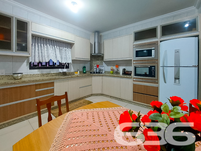 Descubra a casa dos seus sonhos no coração de Joinville, no bairro Floresta, uma localização privilegiada que combina tranquilidade e acessibilidade. Esta residência térrea,  oferece uma excelente base para uma vida familiar ou para futuras expansões.

Características Gerais:

Tipo: Residência padrão térrea
Área Construída: 167 m²
Localização: Bairro Floresta, Joinville/SC

Descrição Detalhada:

Esta casa encantadora oferece um ambiente espaçoso e acolhedor com suas grandes janelas que iluminam naturalmente cada cômodo. O piso em porcelanato brilhante estende-se por uma elegante sala de estar e uma cozinha gourmet.

A área íntima dispõe de um confortável dormitório, uma suíte com acabamentos de alta qualidade e um banheiro social espaçoso e modernamente equipado. A área externa é um verdadeiro retiro urbano, com um amplo espaço de festas equipado com churrasqueira e gazebo, perfeito para entretenimento e lazer.

Facilidades e Comodidades:

* Garagem coberta para dois carros
* Portão eletrônico e grades para segurança
* Jardim privativo e área de serviço funcional

Proximidade com vias de acesso, transporte público, escolas, hospitais e serviços essenciais

Potencial de Expansão:

O projeto já contempla a capacidade de adicionar um segundo piso de 89m². Este recurso é ideal para famílias em crescimento ou para aqueles que desejam investir em valorização imobiliária.

Considerações Especiais:

É possível a análise de permutas, inclusive em regiões litorâneas. A residência está pronta para receber novos moradores que valorizem a tranquilidade e a qualidade de vida.

Explore as possibilidades que esta residência oferece. Agende sua visita e sinta-se em casa na melhor localização de Joinville. Seu novo lar está à sua espera, pronto para criar memórias duradouras.
 
636 NEGÓCIOS IMOBILIÁRIOS: A SUA MELHOR ESCOLHA
Com mais de 30 anos de experiência, a 636 Negócios Imobiliários é sua parceira ideal para encontrar o imóvel perfeito. Estamos prontos para ajudá-lo a fazer deste imóvel o seu novo lar.
 
Telefone: (47) 3451-0636
WhatsApp: (47) 99190-0636
 
Não perca esta oportunidade única. Visite nosso site para mais informações: i636.com.br

