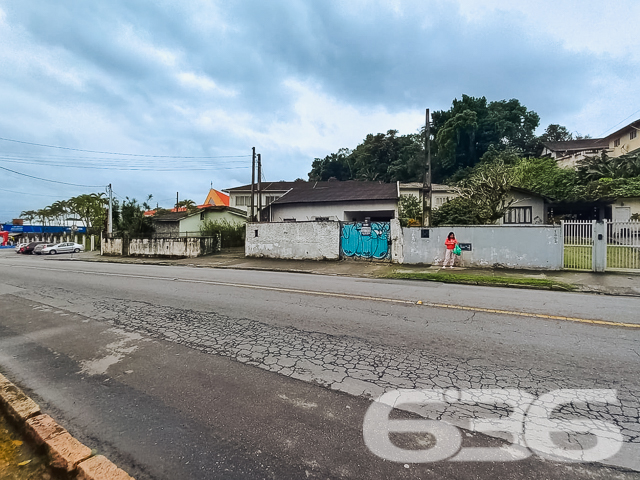Descubra a oportunidade perfeita para morar ou investir em Joinville, SC. Apresentamos um imóvel residencial térreo com características que combinam comodidade e localização estratégica. Este é o seu próximo passo para um lar acolhedor ou um investimento seguro.
Composição do Imóvel:
Quartos: 2
Banheiro: 1
Garagem: 1, com espaço suficiente para acomodação de veículos.
Sala de Estar: Ampla, ideal para momentos em família.
Cozinha: Espaçosa, perfeita para quem gosta de cozinhar.
Além de ser um lar acolhedor, a propriedade apresenta um grande potencial para valorização devido à crescente demanda por imóveis no bairro Itaum. A 636 Negócios Imobiliários, reconhecida por sua excelência técnico-jurídica e com mais de 30 anos de experiência no mercado imobiliário, oferece todo o suporte necessário para uma transação segura e eficiente.
Por que escolher a 636 Negócios Imobiliários?
Experiência e Confiança: Mais de 30 anos de atuação no mercado, garantindo a melhor experiência em compra e venda de imóveis.
Suporte Completo: Desde a visita até o fechamento do negócio, nosso time de mais de 50 corretores está pronto para auxiliar você.
Tecnologia e Inovação: Utilizamos o software Mielina para garantir uma gestão digital inteligente e eficaz.
Não perca a oportunidade de conhecer este imóvel. Agende sua visita e veja de perto tudo o que esta residência pode oferecer. Para mais informações, visite nosso site ou entre em contato com um de nossos corretores. Estamos prontos para ajudar você a realizar o seu sonho de um novo lar.
636 NEGÓCIOS IMOBILIÁRIOS: A SUA MELHOR ESCOLHA
Com mais de 30 anos de experiência, a 636 Negócios Imobiliários é sua parceira ideal para encontrar o imóvel perfeito. Estamos prontos para ajudá-lo a fazer deste imóvel o seu novo lar.
Telefone: (47) 3451-0636
WhatsApp: (47) 99190-0636
Não perca esta oportunidade única. Visite nosso site para mais informações: i636.com.br