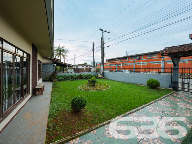 Apresentamos uma magnífica oportunidade residencial no coração de Joinville, SC, ideal para aqueles que valorizam conforto, praticidade e acesso fácil a serviços essenciais. Esta residência térrea, oferece uma área útil de 92 m², situada em um terreno de 360 m².

Ao entrar nesta charmosa residência, você será recebido em uma sala de estar espaçosa e bem iluminada, ideal para receber amigos e familiares. A cozinha, ampla e funcional, está conjugada com a copa, proporcionando um ambiente agradável para refeições em família, além de ser totalmente equipada e pronta para o uso com armários planejados, proporcionando praticidade no dia a dia.

O imóvel possui duas confortáveis suítes e um total de dois banheiros, garantindo privacidade e conforto para todos os moradores. A suíte principal é um verdadeiro refúgio, com espaço amplo e acesso a uma área externa que traz a beleza do jardim para perto de você.

Externamente, a residência se destaca por um jardim bem cuidado e uma área de festa com churrasqueira, perfeita para celebrar momentos especiais. A garagem coberta e descoberta oferece espaço suficiente para dois veículos, enquanto o portão eletrônico e o sistema de interfone garantem sua segurança e de sua família.

Localizada em uma rua pavimentada e com fácil acesso a vias principais, a casa fica próxima a escolas, supermercados e ao terminal de ônibus, colocando-o a minutos de tudo que você precisa. Adicionalmente, todos os móveis planejados estão incluídos, permitindo que você se mude sem preocupações.

Esta residência não é apenas um lugar para morar, é um lar onde cada detalhe foi pensado para proporcionar conforto e praticidade. Não perca a oportunidade de criar momentos inesquecíveis nesta bela casa, pronta para acolher novas histórias. Venha conhecer e se encantar!
 
636 NEGÓCIOS IMOBILIÁRIOS: A SUA MELHOR ESCOLHA
Com mais de 30 anos de experiência, a 636 Negócios Imobiliários é sua parceira ideal para encontrar o imóvel perfeito. Estamos prontos para ajudá-lo a fazer deste imóvel o seu novo lar.
 
Telefone: (47) 3451-0636
WhatsApp: (47) 99190-0636
 
Não perca esta oportunidade única. Visite nosso site para mais informações: i636.com.br


