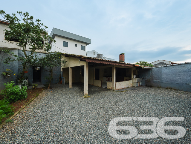 Apresentamos uma magnífica oportunidade residencial no coração de Joinville, SC, ideal para aqueles que valorizam conforto, praticidade e acesso fácil a serviços essenciais. Esta residência térrea, oferece uma área útil de 92 m², situada em um terreno de 360 m².

Ao entrar nesta charmosa residência, você será recebido em uma sala de estar espaçosa e bem iluminada, ideal para receber amigos e familiares. A cozinha, ampla e funcional, está conjugada com a copa, proporcionando um ambiente agradável para refeições em família, além de ser totalmente equipada e pronta para o uso com armários planejados, proporcionando praticidade no dia a dia.

O imóvel possui duas confortáveis suítes e um total de dois banheiros, garantindo privacidade e conforto para todos os moradores. A suíte principal é um verdadeiro refúgio, com espaço amplo e acesso a uma área externa que traz a beleza do jardim para perto de você.

Externamente, a residência se destaca por um jardim bem cuidado e uma área de festa com churrasqueira, perfeita para celebrar momentos especiais. A garagem coberta e descoberta oferece espaço suficiente para dois veículos, enquanto o portão eletrônico e o sistema de interfone garantem sua segurança e de sua família.

Localizada em uma rua pavimentada e com fácil acesso a vias principais, a casa fica próxima a escolas, supermercados e ao terminal de ônibus, colocando-o a minutos de tudo que você precisa. Adicionalmente, todos os móveis planejados estão incluídos, permitindo que você se mude sem preocupações.

Esta residência não é apenas um lugar para morar, é um lar onde cada detalhe foi pensado para proporcionar conforto e praticidade. Não perca a oportunidade de criar momentos inesquecíveis nesta bela casa, pronta para acolher novas histórias. Venha conhecer e se encantar!
 
636 NEGÓCIOS IMOBILIÁRIOS: A SUA MELHOR ESCOLHA
Com mais de 30 anos de experiência, a 636 Negócios Imobiliários é sua parceira ideal para encontrar o imóvel perfeito. Estamos prontos para ajudá-lo a fazer deste imóvel o seu novo lar.
 
Telefone: (47) 3451-0636
WhatsApp: (47) 99190-0636
 
Não perca esta oportunidade única. Visite nosso site para mais informações: i636.com.br

