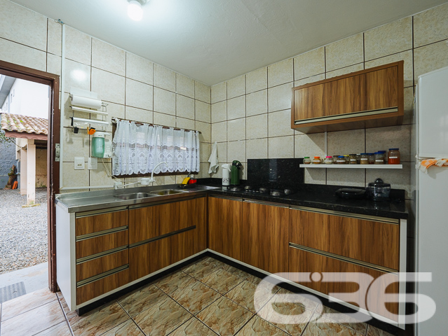 Apresentamos uma magnífica oportunidade residencial no coração de Joinville, SC, ideal para aqueles que valorizam conforto, praticidade e acesso fácil a serviços essenciais. Esta residência térrea, oferece uma área útil de 92 m², situada em um terreno de 360 m².

Ao entrar nesta charmosa residência, você será recebido em uma sala de estar espaçosa e bem iluminada, ideal para receber amigos e familiares. A cozinha, ampla e funcional, está conjugada com a copa, proporcionando um ambiente agradável para refeições em família, além de ser totalmente equipada e pronta para o uso com armários planejados, proporcionando praticidade no dia a dia.

O imóvel possui duas confortáveis suítes e um total de dois banheiros, garantindo privacidade e conforto para todos os moradores. A suíte principal é um verdadeiro refúgio, com espaço amplo e acesso a uma área externa que traz a beleza do jardim para perto de você.

Externamente, a residência se destaca por um jardim bem cuidado e uma área de festa com churrasqueira, perfeita para celebrar momentos especiais. A garagem coberta e descoberta oferece espaço suficiente para dois veículos, enquanto o portão eletrônico e o sistema de interfone garantem sua segurança e de sua família.

Localizada em uma rua pavimentada e com fácil acesso a vias principais, a casa fica próxima a escolas, supermercados e ao terminal de ônibus, colocando-o a minutos de tudo que você precisa. Adicionalmente, todos os móveis planejados estão incluídos, permitindo que você se mude sem preocupações.

Esta residência não é apenas um lugar para morar, é um lar onde cada detalhe foi pensado para proporcionar conforto e praticidade. Não perca a oportunidade de criar momentos inesquecíveis nesta bela casa, pronta para acolher novas histórias. Venha conhecer e se encantar!
 
636 NEGÓCIOS IMOBILIÁRIOS: A SUA MELHOR ESCOLHA
Com mais de 30 anos de experiência, a 636 Negócios Imobiliários é sua parceira ideal para encontrar o imóvel perfeito. Estamos prontos para ajudá-lo a fazer deste imóvel o seu novo lar.
 
Telefone: (47) 3451-0636
WhatsApp: (47) 99190-0636
 
Não perca esta oportunidade única. Visite nosso site para mais informações: i636.com.br

