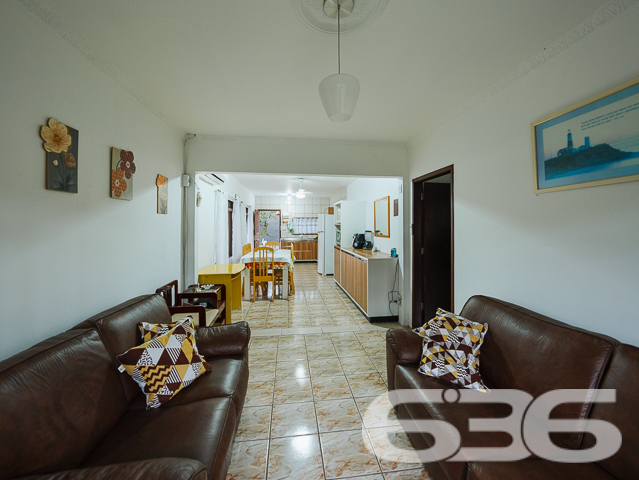Apresentamos uma magnífica oportunidade residencial no coração de Joinville, SC, ideal para aqueles que valorizam conforto, praticidade e acesso fácil a serviços essenciais. Esta residência térrea, oferece uma área útil de 92 m², situada em um terreno de 360 m².

Ao entrar nesta charmosa residência, você será recebido em uma sala de estar espaçosa e bem iluminada, ideal para receber amigos e familiares. A cozinha, ampla e funcional, está conjugada com a copa, proporcionando um ambiente agradável para refeições em família, além de ser totalmente equipada e pronta para o uso com armários planejados, proporcionando praticidade no dia a dia.

O imóvel possui duas confortáveis suítes e um total de dois banheiros, garantindo privacidade e conforto para todos os moradores. A suíte principal é um verdadeiro refúgio, com espaço amplo e acesso a uma área externa que traz a beleza do jardim para perto de você.

Externamente, a residência se destaca por um jardim bem cuidado e uma área de festa com churrasqueira, perfeita para celebrar momentos especiais. A garagem coberta e descoberta oferece espaço suficiente para dois veículos, enquanto o portão eletrônico e o sistema de interfone garantem sua segurança e de sua família.

Localizada em uma rua pavimentada e com fácil acesso a vias principais, a casa fica próxima a escolas, supermercados e ao terminal de ônibus, colocando-o a minutos de tudo que você precisa. Adicionalmente, todos os móveis planejados estão incluídos, permitindo que você se mude sem preocupações.

Esta residência não é apenas um lugar para morar, é um lar onde cada detalhe foi pensado para proporcionar conforto e praticidade. Não perca a oportunidade de criar momentos inesquecíveis nesta bela casa, pronta para acolher novas histórias. Venha conhecer e se encantar!
 
636 NEGÓCIOS IMOBILIÁRIOS: A SUA MELHOR ESCOLHA
Com mais de 30 anos de experiência, a 636 Negócios Imobiliários é sua parceira ideal para encontrar o imóvel perfeito. Estamos prontos para ajudá-lo a fazer deste imóvel o seu novo lar.
 
Telefone: (47) 3451-0636
WhatsApp: (47) 99190-0636
 
Não perca esta oportunidade única. Visite nosso site para mais informações: i636.com.br

