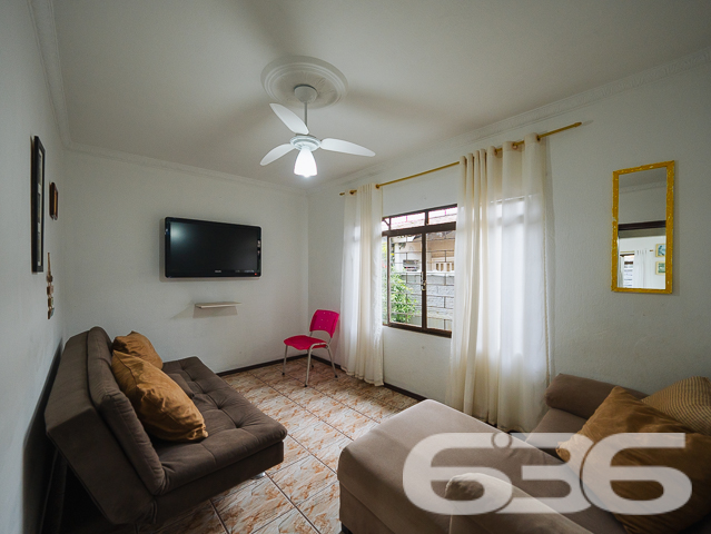 Apresentamos uma magnífica oportunidade residencial no coração de Joinville, SC, ideal para aqueles que valorizam conforto, praticidade e acesso fácil a serviços essenciais. Esta residência térrea, oferece uma área útil de 92 m², situada em um terreno de 360 m².

Ao entrar nesta charmosa residência, você será recebido em uma sala de estar espaçosa e bem iluminada, ideal para receber amigos e familiares. A cozinha, ampla e funcional, está conjugada com a copa, proporcionando um ambiente agradável para refeições em família, além de ser totalmente equipada e pronta para o uso com armários planejados, proporcionando praticidade no dia a dia.

O imóvel possui duas confortáveis suítes e um total de dois banheiros, garantindo privacidade e conforto para todos os moradores. A suíte principal é um verdadeiro refúgio, com espaço amplo e acesso a uma área externa que traz a beleza do jardim para perto de você.

Externamente, a residência se destaca por um jardim bem cuidado e uma área de festa com churrasqueira, perfeita para celebrar momentos especiais. A garagem coberta e descoberta oferece espaço suficiente para dois veículos, enquanto o portão eletrônico e o sistema de interfone garantem sua segurança e de sua família.

Localizada em uma rua pavimentada e com fácil acesso a vias principais, a casa fica próxima a escolas, supermercados e ao terminal de ônibus, colocando-o a minutos de tudo que você precisa. Adicionalmente, todos os móveis planejados estão incluídos, permitindo que você se mude sem preocupações.

Esta residência não é apenas um lugar para morar, é um lar onde cada detalhe foi pensado para proporcionar conforto e praticidade. Não perca a oportunidade de criar momentos inesquecíveis nesta bela casa, pronta para acolher novas histórias. Venha conhecer e se encantar!
 
636 NEGÓCIOS IMOBILIÁRIOS: A SUA MELHOR ESCOLHA
Com mais de 30 anos de experiência, a 636 Negócios Imobiliários é sua parceira ideal para encontrar o imóvel perfeito. Estamos prontos para ajudá-lo a fazer deste imóvel o seu novo lar.
 
Telefone: (47) 3451-0636
WhatsApp: (47) 99190-0636
 
Não perca esta oportunidade única. Visite nosso site para mais informações: i636.com.br

