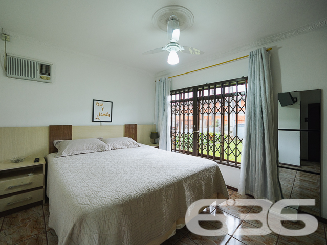 Apresentamos uma magnífica oportunidade residencial no coração de Joinville, SC, ideal para aqueles que valorizam conforto, praticidade e acesso fácil a serviços essenciais. Esta residência térrea, oferece uma área útil de 92 m², situada em um terreno de 360 m².

Ao entrar nesta charmosa residência, você será recebido em uma sala de estar espaçosa e bem iluminada, ideal para receber amigos e familiares. A cozinha, ampla e funcional, está conjugada com a copa, proporcionando um ambiente agradável para refeições em família, além de ser totalmente equipada e pronta para o uso com armários planejados, proporcionando praticidade no dia a dia.

O imóvel possui duas confortáveis suítes e um total de dois banheiros, garantindo privacidade e conforto para todos os moradores. A suíte principal é um verdadeiro refúgio, com espaço amplo e acesso a uma área externa que traz a beleza do jardim para perto de você.

Externamente, a residência se destaca por um jardim bem cuidado e uma área de festa com churrasqueira, perfeita para celebrar momentos especiais. A garagem coberta e descoberta oferece espaço suficiente para dois veículos, enquanto o portão eletrônico e o sistema de interfone garantem sua segurança e de sua família.

Localizada em uma rua pavimentada e com fácil acesso a vias principais, a casa fica próxima a escolas, supermercados e ao terminal de ônibus, colocando-o a minutos de tudo que você precisa. Adicionalmente, todos os móveis planejados estão incluídos, permitindo que você se mude sem preocupações.

Esta residência não é apenas um lugar para morar, é um lar onde cada detalhe foi pensado para proporcionar conforto e praticidade. Não perca a oportunidade de criar momentos inesquecíveis nesta bela casa, pronta para acolher novas histórias. Venha conhecer e se encantar!
 
636 NEGÓCIOS IMOBILIÁRIOS: A SUA MELHOR ESCOLHA
Com mais de 30 anos de experiência, a 636 Negócios Imobiliários é sua parceira ideal para encontrar o imóvel perfeito. Estamos prontos para ajudá-lo a fazer deste imóvel o seu novo lar.
 
Telefone: (47) 3451-0636
WhatsApp: (47) 99190-0636
 
Não perca esta oportunidade única. Visite nosso site para mais informações: i636.com.br

