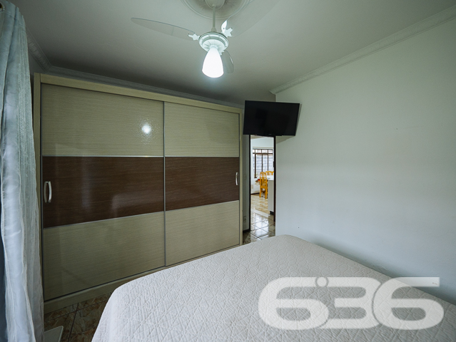 Apresentamos uma magnífica oportunidade residencial no coração de Joinville, SC, ideal para aqueles que valorizam conforto, praticidade e acesso fácil a serviços essenciais. Esta residência térrea, oferece uma área útil de 92 m², situada em um terreno de 360 m².

Ao entrar nesta charmosa residência, você será recebido em uma sala de estar espaçosa e bem iluminada, ideal para receber amigos e familiares. A cozinha, ampla e funcional, está conjugada com a copa, proporcionando um ambiente agradável para refeições em família, além de ser totalmente equipada e pronta para o uso com armários planejados, proporcionando praticidade no dia a dia.

O imóvel possui duas confortáveis suítes e um total de dois banheiros, garantindo privacidade e conforto para todos os moradores. A suíte principal é um verdadeiro refúgio, com espaço amplo e acesso a uma área externa que traz a beleza do jardim para perto de você.

Externamente, a residência se destaca por um jardim bem cuidado e uma área de festa com churrasqueira, perfeita para celebrar momentos especiais. A garagem coberta e descoberta oferece espaço suficiente para dois veículos, enquanto o portão eletrônico e o sistema de interfone garantem sua segurança e de sua família.

Localizada em uma rua pavimentada e com fácil acesso a vias principais, a casa fica próxima a escolas, supermercados e ao terminal de ônibus, colocando-o a minutos de tudo que você precisa. Adicionalmente, todos os móveis planejados estão incluídos, permitindo que você se mude sem preocupações.

Esta residência não é apenas um lugar para morar, é um lar onde cada detalhe foi pensado para proporcionar conforto e praticidade. Não perca a oportunidade de criar momentos inesquecíveis nesta bela casa, pronta para acolher novas histórias. Venha conhecer e se encantar!
 
636 NEGÓCIOS IMOBILIÁRIOS: A SUA MELHOR ESCOLHA
Com mais de 30 anos de experiência, a 636 Negócios Imobiliários é sua parceira ideal para encontrar o imóvel perfeito. Estamos prontos para ajudá-lo a fazer deste imóvel o seu novo lar.
 
Telefone: (47) 3451-0636
WhatsApp: (47) 99190-0636
 
Não perca esta oportunidade única. Visite nosso site para mais informações: i636.com.br

