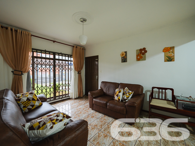 Apresentamos uma magnífica oportunidade residencial no coração de Joinville, SC, ideal para aqueles que valorizam conforto, praticidade e acesso fácil a serviços essenciais. Esta residência térrea, oferece uma área útil de 92 m², situada em um terreno de 360 m².

Ao entrar nesta charmosa residência, você será recebido em uma sala de estar espaçosa e bem iluminada, ideal para receber amigos e familiares. A cozinha, ampla e funcional, está conjugada com a copa, proporcionando um ambiente agradável para refeições em família, além de ser totalmente equipada e pronta para o uso com armários planejados, proporcionando praticidade no dia a dia.

O imóvel possui duas confortáveis suítes e um total de dois banheiros, garantindo privacidade e conforto para todos os moradores. A suíte principal é um verdadeiro refúgio, com espaço amplo e acesso a uma área externa que traz a beleza do jardim para perto de você.

Externamente, a residência se destaca por um jardim bem cuidado e uma área de festa com churrasqueira, perfeita para celebrar momentos especiais. A garagem coberta e descoberta oferece espaço suficiente para dois veículos, enquanto o portão eletrônico e o sistema de interfone garantem sua segurança e de sua família.

Localizada em uma rua pavimentada e com fácil acesso a vias principais, a casa fica próxima a escolas, supermercados e ao terminal de ônibus, colocando-o a minutos de tudo que você precisa. Adicionalmente, todos os móveis planejados estão incluídos, permitindo que você se mude sem preocupações.

Esta residência não é apenas um lugar para morar, é um lar onde cada detalhe foi pensado para proporcionar conforto e praticidade. Não perca a oportunidade de criar momentos inesquecíveis nesta bela casa, pronta para acolher novas histórias. Venha conhecer e se encantar!
 
636 NEGÓCIOS IMOBILIÁRIOS: A SUA MELHOR ESCOLHA
Com mais de 30 anos de experiência, a 636 Negócios Imobiliários é sua parceira ideal para encontrar o imóvel perfeito. Estamos prontos para ajudá-lo a fazer deste imóvel o seu novo lar.
 
Telefone: (47) 3451-0636
WhatsApp: (47) 99190-0636
 
Não perca esta oportunidade única. Visite nosso site para mais informações: i636.com.br

