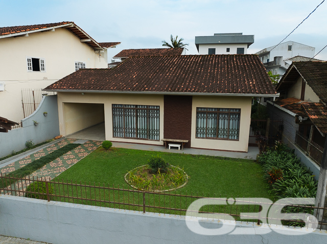 Apresentamos uma magnífica oportunidade residencial no coração de Joinville, SC, ideal para aqueles que valorizam conforto, praticidade e acesso fácil a serviços essenciais. Esta residência térrea, oferece uma área útil de 92 m², situada em um terreno de 360 m².

Ao entrar nesta charmosa residência, você será recebido em uma sala de estar espaçosa e bem iluminada, ideal para receber amigos e familiares. A cozinha, ampla e funcional, está conjugada com a copa, proporcionando um ambiente agradável para refeições em família, além de ser totalmente equipada e pronta para o uso com armários planejados, proporcionando praticidade no dia a dia.

O imóvel possui duas confortáveis suítes e um total de dois banheiros, garantindo privacidade e conforto para todos os moradores. A suíte principal é um verdadeiro refúgio, com espaço amplo e acesso a uma área externa que traz a beleza do jardim para perto de você.

Externamente, a residência se destaca por um jardim bem cuidado e uma área de festa com churrasqueira, perfeita para celebrar momentos especiais. A garagem coberta e descoberta oferece espaço suficiente para dois veículos, enquanto o portão eletrônico e o sistema de interfone garantem sua segurança e de sua família.

Localizada em uma rua pavimentada e com fácil acesso a vias principais, a casa fica próxima a escolas, supermercados e ao terminal de ônibus, colocando-o a minutos de tudo que você precisa. Adicionalmente, todos os móveis planejados estão incluídos, permitindo que você se mude sem preocupações.

Esta residência não é apenas um lugar para morar, é um lar onde cada detalhe foi pensado para proporcionar conforto e praticidade. Não perca a oportunidade de criar momentos inesquecíveis nesta bela casa, pronta para acolher novas histórias. Venha conhecer e se encantar!
 
636 NEGÓCIOS IMOBILIÁRIOS: A SUA MELHOR ESCOLHA
Com mais de 30 anos de experiência, a 636 Negócios Imobiliários é sua parceira ideal para encontrar o imóvel perfeito. Estamos prontos para ajudá-lo a fazer deste imóvel o seu novo lar.
 
Telefone: (47) 3451-0636
WhatsApp: (47) 99190-0636
 
Não perca esta oportunidade única. Visite nosso site para mais informações: i636.com.br

