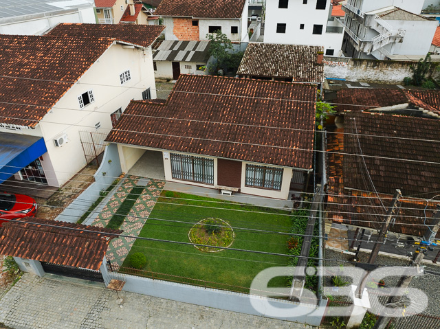 Apresentamos uma magnífica oportunidade residencial no coração de Joinville, SC, ideal para aqueles que valorizam conforto, praticidade e acesso fácil a serviços essenciais. Esta residência térrea, oferece uma área útil de 92 m², situada em um terreno de 360 m².

Ao entrar nesta charmosa residência, você será recebido em uma sala de estar espaçosa e bem iluminada, ideal para receber amigos e familiares. A cozinha, ampla e funcional, está conjugada com a copa, proporcionando um ambiente agradável para refeições em família, além de ser totalmente equipada e pronta para o uso com armários planejados, proporcionando praticidade no dia a dia.

O imóvel possui duas confortáveis suítes e um total de dois banheiros, garantindo privacidade e conforto para todos os moradores. A suíte principal é um verdadeiro refúgio, com espaço amplo e acesso a uma área externa que traz a beleza do jardim para perto de você.

Externamente, a residência se destaca por um jardim bem cuidado e uma área de festa com churrasqueira, perfeita para celebrar momentos especiais. A garagem coberta e descoberta oferece espaço suficiente para dois veículos, enquanto o portão eletrônico e o sistema de interfone garantem sua segurança e de sua família.

Localizada em uma rua pavimentada e com fácil acesso a vias principais, a casa fica próxima a escolas, supermercados e ao terminal de ônibus, colocando-o a minutos de tudo que você precisa. Adicionalmente, todos os móveis planejados estão incluídos, permitindo que você se mude sem preocupações.

Esta residência não é apenas um lugar para morar, é um lar onde cada detalhe foi pensado para proporcionar conforto e praticidade. Não perca a oportunidade de criar momentos inesquecíveis nesta bela casa, pronta para acolher novas histórias. Venha conhecer e se encantar!
 
636 NEGÓCIOS IMOBILIÁRIOS: A SUA MELHOR ESCOLHA
Com mais de 30 anos de experiência, a 636 Negócios Imobiliários é sua parceira ideal para encontrar o imóvel perfeito. Estamos prontos para ajudá-lo a fazer deste imóvel o seu novo lar.
 
Telefone: (47) 3451-0636
WhatsApp: (47) 99190-0636
 
Não perca esta oportunidade única. Visite nosso site para mais informações: i636.com.br

