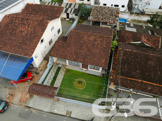 Apresentamos uma magnífica oportunidade residencial no coração de Joinville, SC, ideal para aqueles que valorizam conforto, praticidade e acesso fácil a serviços essenciais. Esta residência térrea, oferece uma área útil de 92 m², situada em um terreno de 360 m².

Ao entrar nesta charmosa residência, você será recebido em uma sala de estar espaçosa e bem iluminada, ideal para receber amigos e familiares. A cozinha, ampla e funcional, está conjugada com a copa, proporcionando um ambiente agradável para refeições em família, além de ser totalmente equipada e pronta para o uso com armários planejados, proporcionando praticidade no dia a dia.

O imóvel possui duas confortáveis suítes e um total de dois banheiros, garantindo privacidade e conforto para todos os moradores. A suíte principal é um verdadeiro refúgio, com espaço amplo e acesso a uma área externa que traz a beleza do jardim para perto de você.

Externamente, a residência se destaca por um jardim bem cuidado e uma área de festa com churrasqueira, perfeita para celebrar momentos especiais. A garagem coberta e descoberta oferece espaço suficiente para dois veículos, enquanto o portão eletrônico e o sistema de interfone garantem sua segurança e de sua família.

Localizada em uma rua pavimentada e com fácil acesso a vias principais, a casa fica próxima a escolas, supermercados e ao terminal de ônibus, colocando-o a minutos de tudo que você precisa. Adicionalmente, todos os móveis planejados estão incluídos, permitindo que você se mude sem preocupações.

Esta residência não é apenas um lugar para morar, é um lar onde cada detalhe foi pensado para proporcionar conforto e praticidade. Não perca a oportunidade de criar momentos inesquecíveis nesta bela casa, pronta para acolher novas histórias. Venha conhecer e se encantar!
 
636 NEGÓCIOS IMOBILIÁRIOS: A SUA MELHOR ESCOLHA
Com mais de 30 anos de experiência, a 636 Negócios Imobiliários é sua parceira ideal para encontrar o imóvel perfeito. Estamos prontos para ajudá-lo a fazer deste imóvel o seu novo lar.
 
Telefone: (47) 3451-0636
WhatsApp: (47) 99190-0636
 
Não perca esta oportunidade única. Visite nosso site para mais informações: i636.com.br

