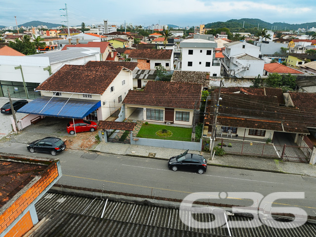 Apresentamos uma magnífica oportunidade residencial no coração de Joinville, SC, ideal para aqueles que valorizam conforto, praticidade e acesso fácil a serviços essenciais. Esta residência térrea, oferece uma área útil de 92 m², situada em um terreno de 360 m².

Ao entrar nesta charmosa residência, você será recebido em uma sala de estar espaçosa e bem iluminada, ideal para receber amigos e familiares. A cozinha, ampla e funcional, está conjugada com a copa, proporcionando um ambiente agradável para refeições em família, além de ser totalmente equipada e pronta para o uso com armários planejados, proporcionando praticidade no dia a dia.

O imóvel possui duas confortáveis suítes e um total de dois banheiros, garantindo privacidade e conforto para todos os moradores. A suíte principal é um verdadeiro refúgio, com espaço amplo e acesso a uma área externa que traz a beleza do jardim para perto de você.

Externamente, a residência se destaca por um jardim bem cuidado e uma área de festa com churrasqueira, perfeita para celebrar momentos especiais. A garagem coberta e descoberta oferece espaço suficiente para dois veículos, enquanto o portão eletrônico e o sistema de interfone garantem sua segurança e de sua família.

Localizada em uma rua pavimentada e com fácil acesso a vias principais, a casa fica próxima a escolas, supermercados e ao terminal de ônibus, colocando-o a minutos de tudo que você precisa. Adicionalmente, todos os móveis planejados estão incluídos, permitindo que você se mude sem preocupações.

Esta residência não é apenas um lugar para morar, é um lar onde cada detalhe foi pensado para proporcionar conforto e praticidade. Não perca a oportunidade de criar momentos inesquecíveis nesta bela casa, pronta para acolher novas histórias. Venha conhecer e se encantar!
 
636 NEGÓCIOS IMOBILIÁRIOS: A SUA MELHOR ESCOLHA
Com mais de 30 anos de experiência, a 636 Negócios Imobiliários é sua parceira ideal para encontrar o imóvel perfeito. Estamos prontos para ajudá-lo a fazer deste imóvel o seu novo lar.
 
Telefone: (47) 3451-0636
WhatsApp: (47) 99190-0636
 
Não perca esta oportunidade única. Visite nosso site para mais informações: i636.com.br

